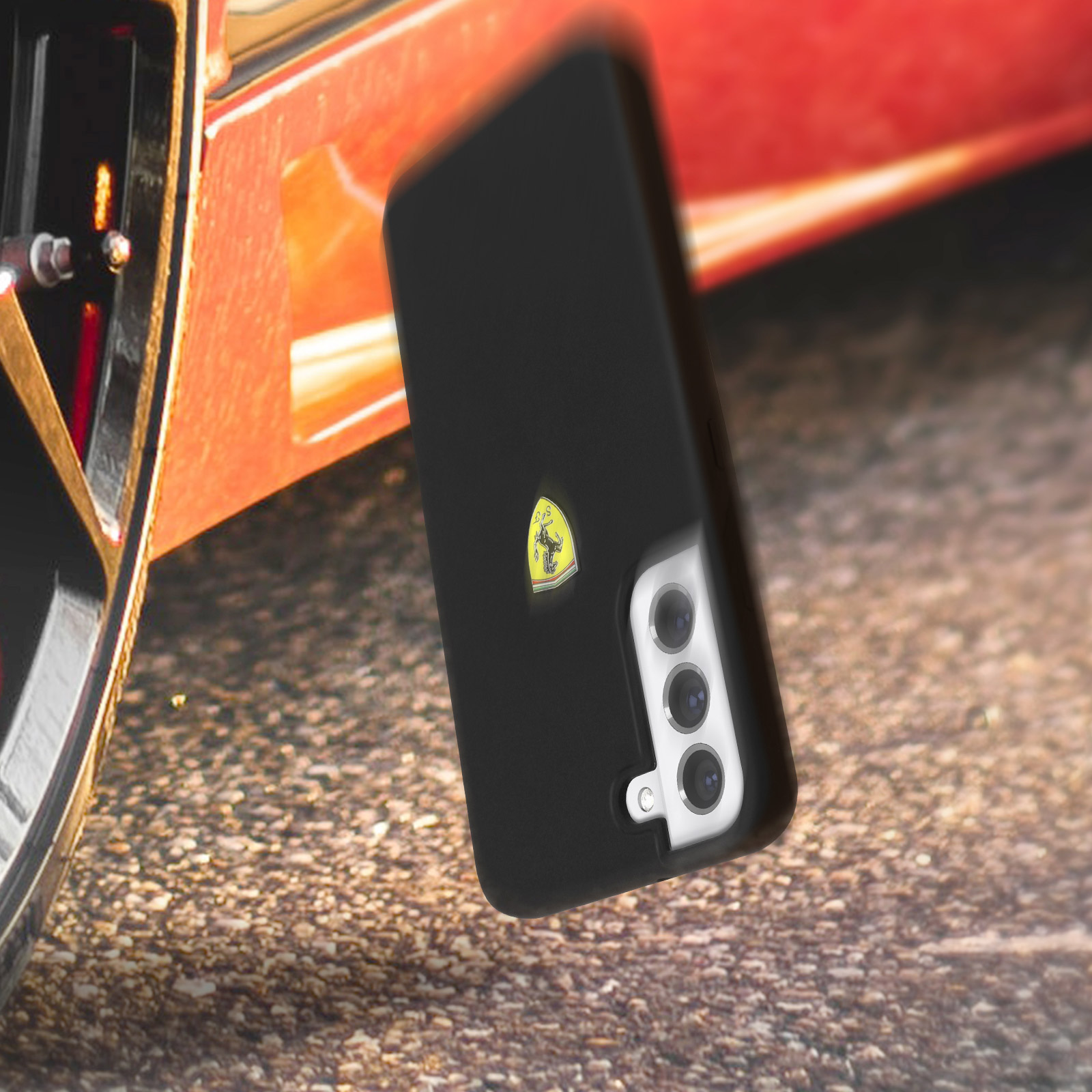 Custodia per telefono nera con logo Ferrari. Il telefono è su un'auto rossa.