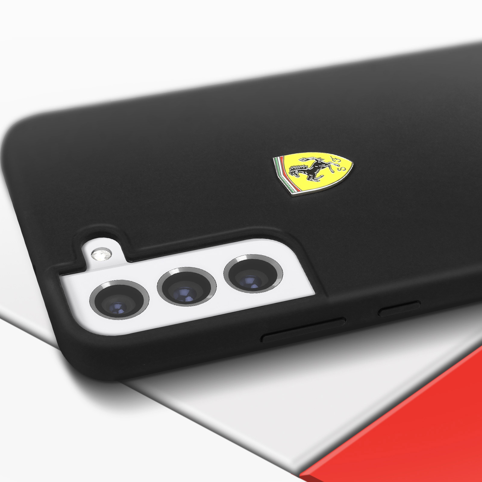 Una custodia nera per telefono con il logo Ferrari. La custodia è su una superficie bianca con dettaglio rosso.