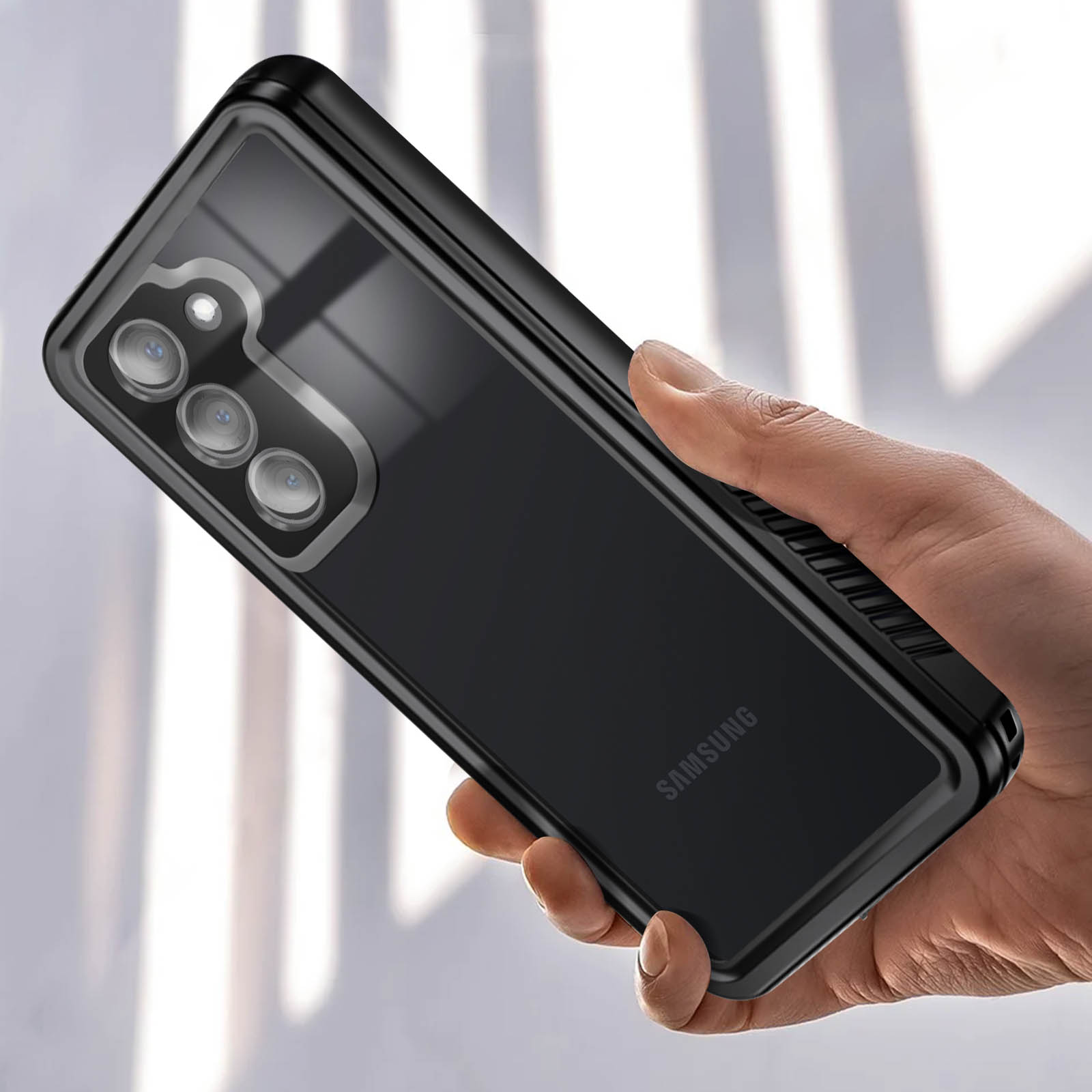 Una custodia per smartphone nera con più lenti della fotocamera, tenuta in mano.