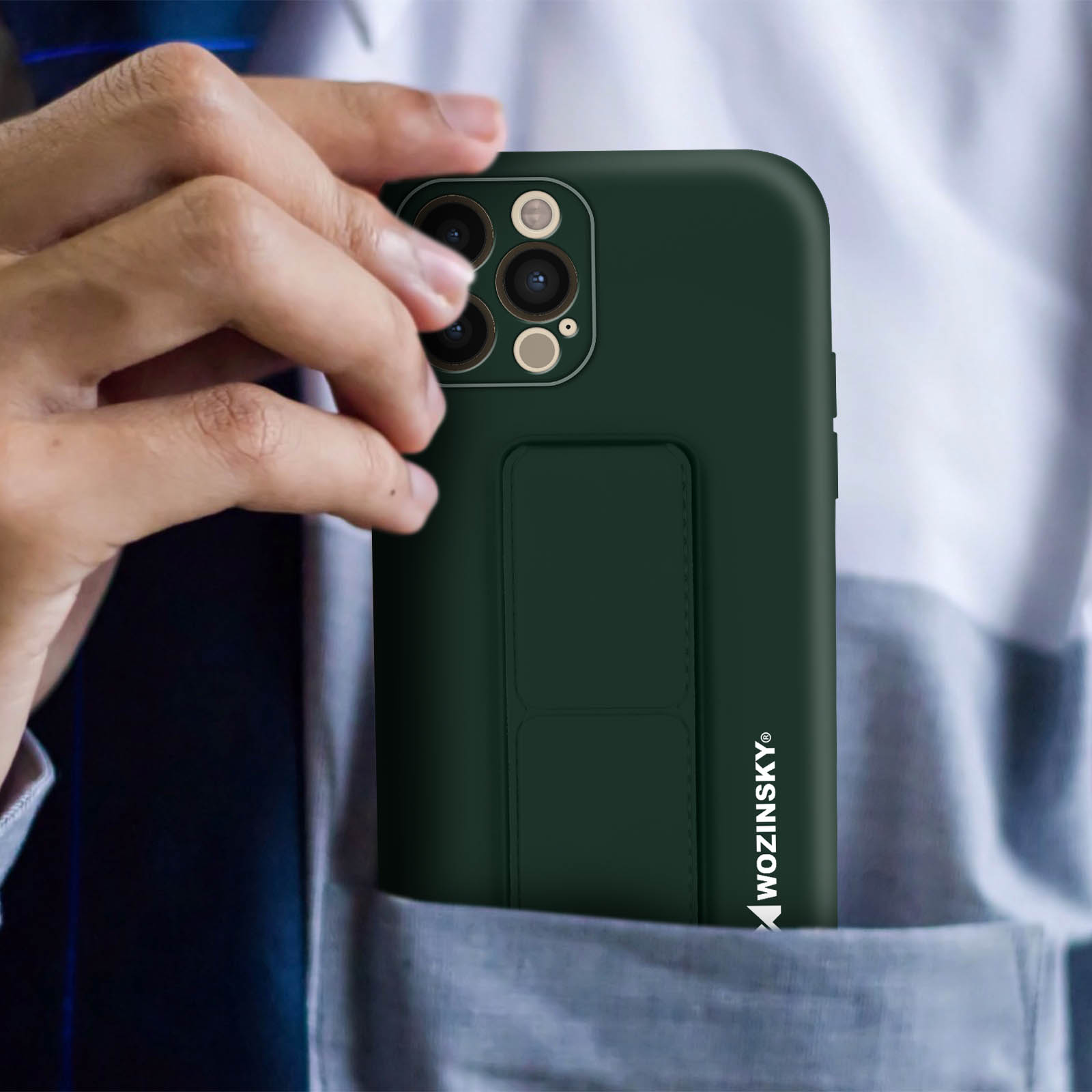 Zielone etui w kieszeni, dłoń trzymająca telefon.