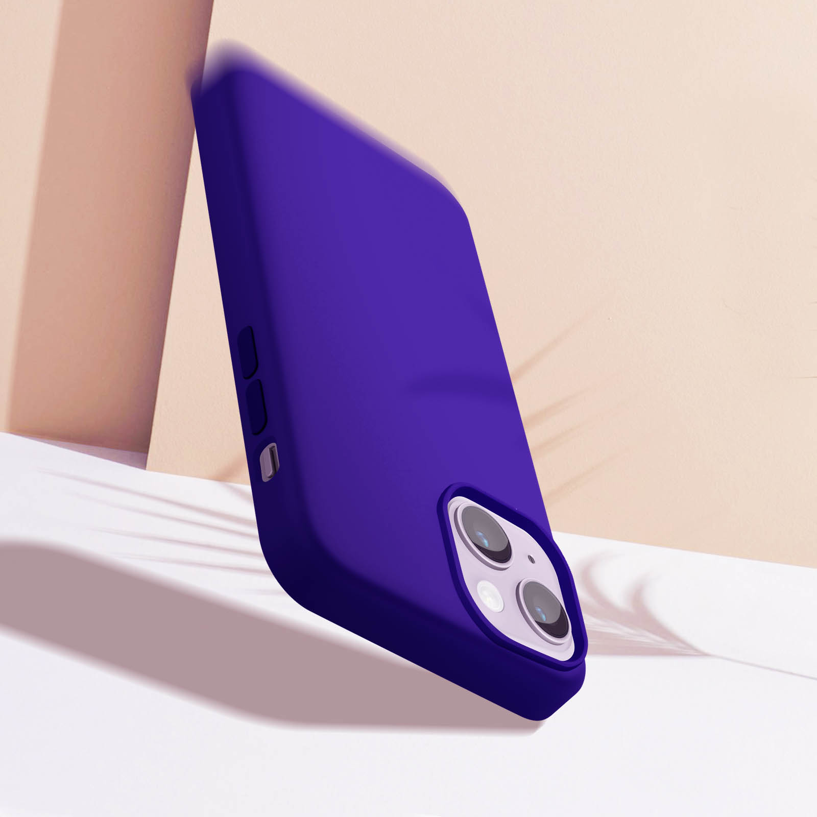 Custodia viola per telefono, appoggiata su una superficie bianca. I ritagli della fotocamera sono visibili.