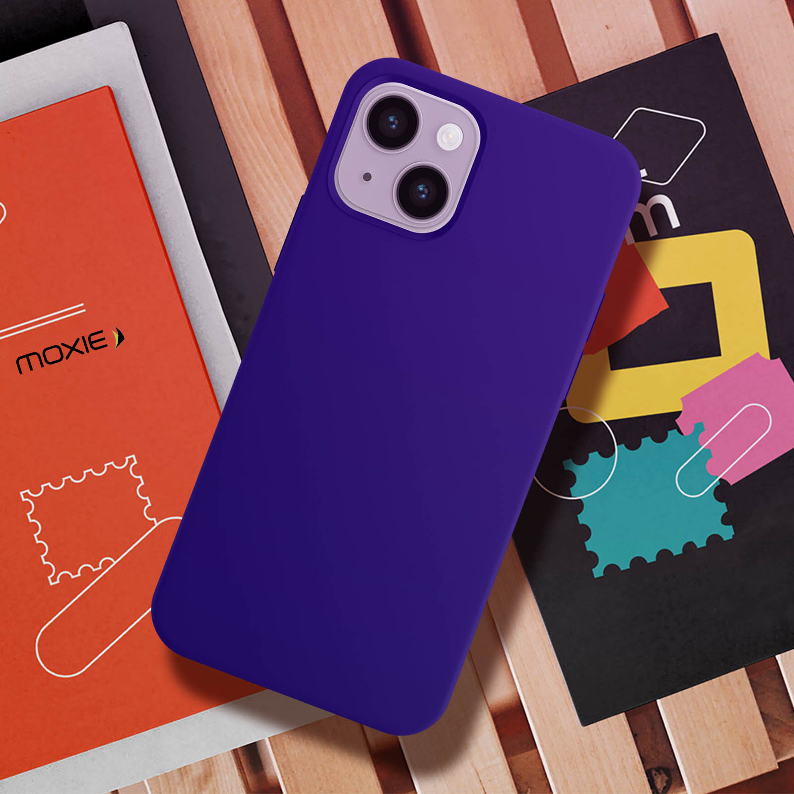 Una custodia per telefono viola sopra libri e fogli.