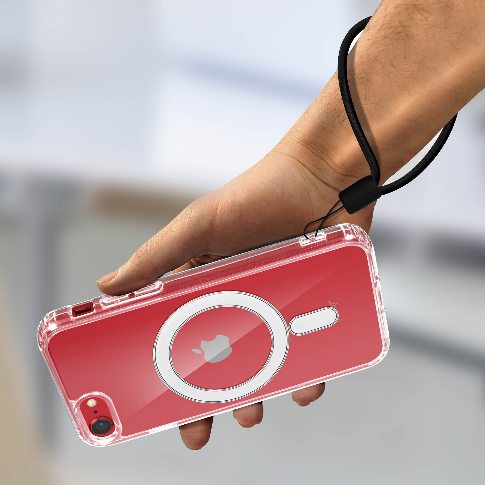 Mano che tiene una custodia trasparente per telefono con un telefono rosso all'interno e un cinturino nero.