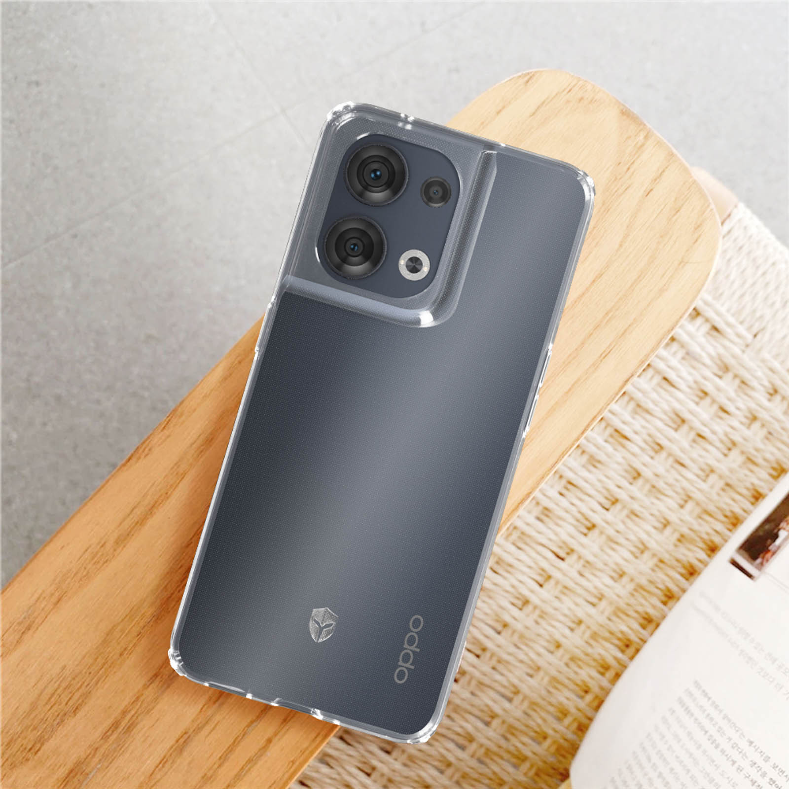 Una custodia trasparente per telefono su un telefono, appoggiata su una superficie di legno. Il telefono ha tre fotocamere.