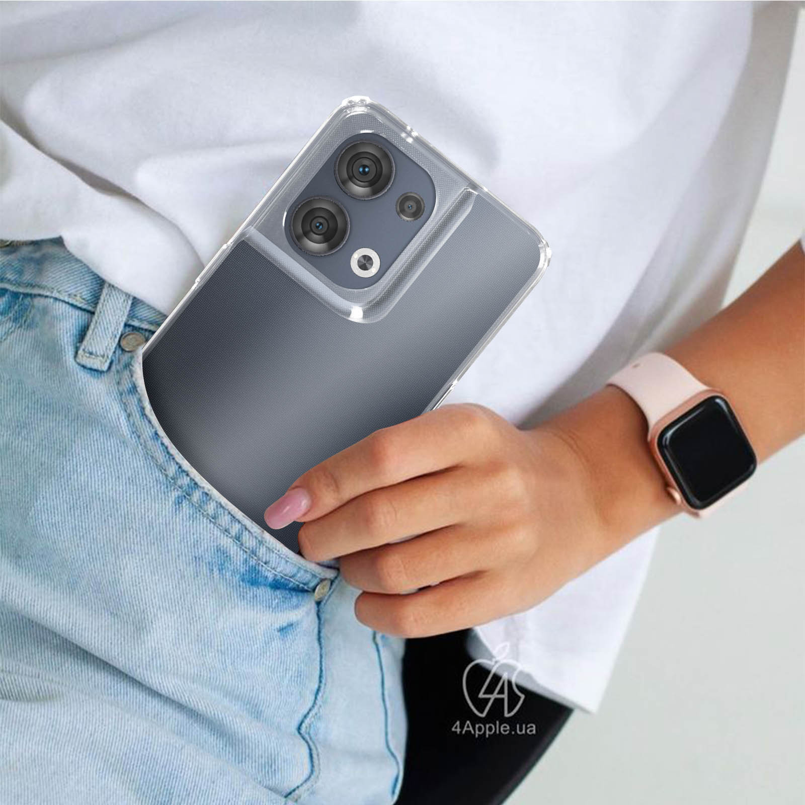 La mano di una persona in una tasca di jeans che tiene un telefono in una custodia trasparente.
