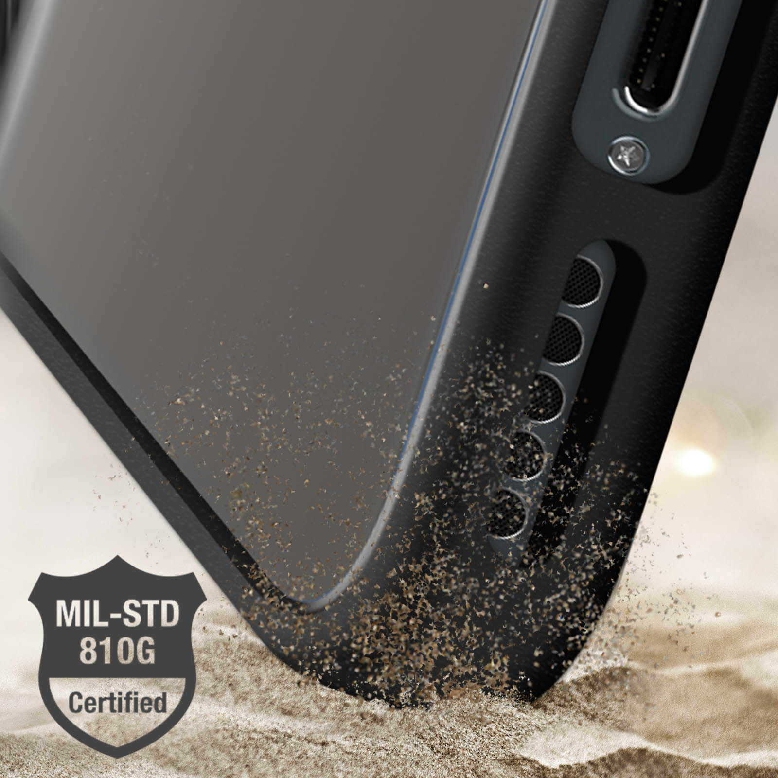 Primo piano di una custodia per telefono testata sulla sabbia. La custodia è nera e mostra il logo MIL-STD 810G Certified.