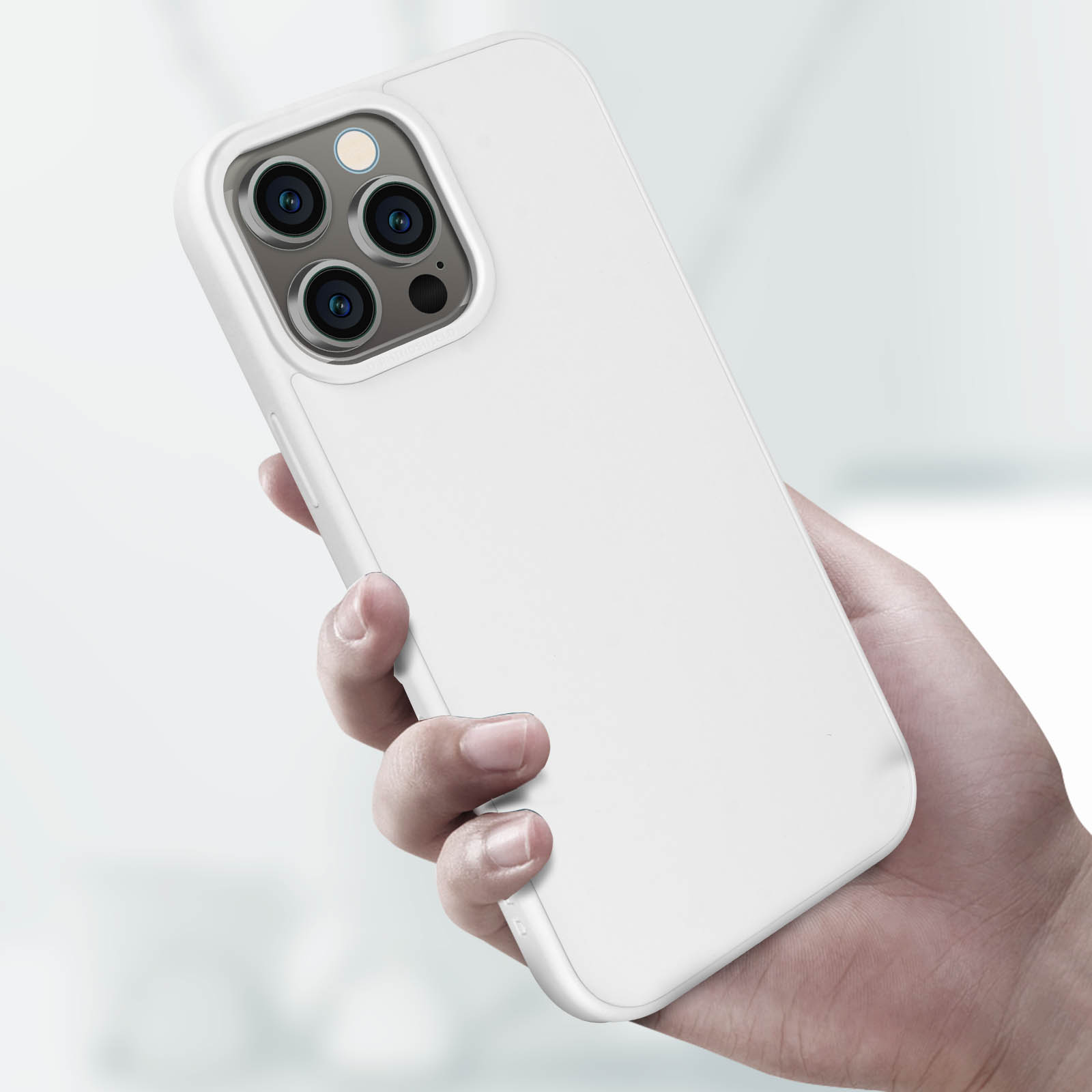 Eine Hand hält ein weißes Telefon mit weißer Hülle. Das Telefon hat mehrere Kameras.
