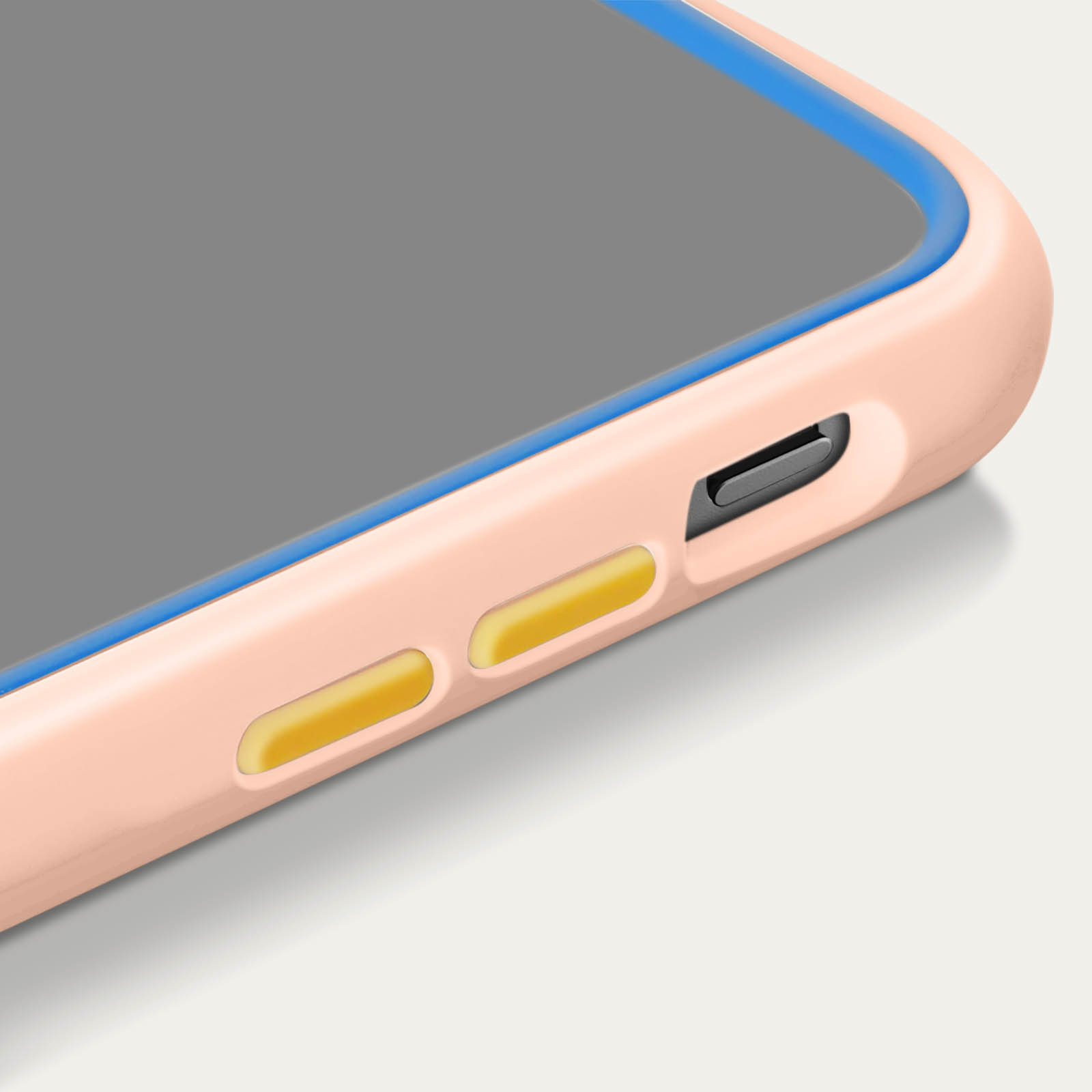 Un primer plano de una funda de teléfono, que muestra el borde con los botones de volumen y el puerto de carga.