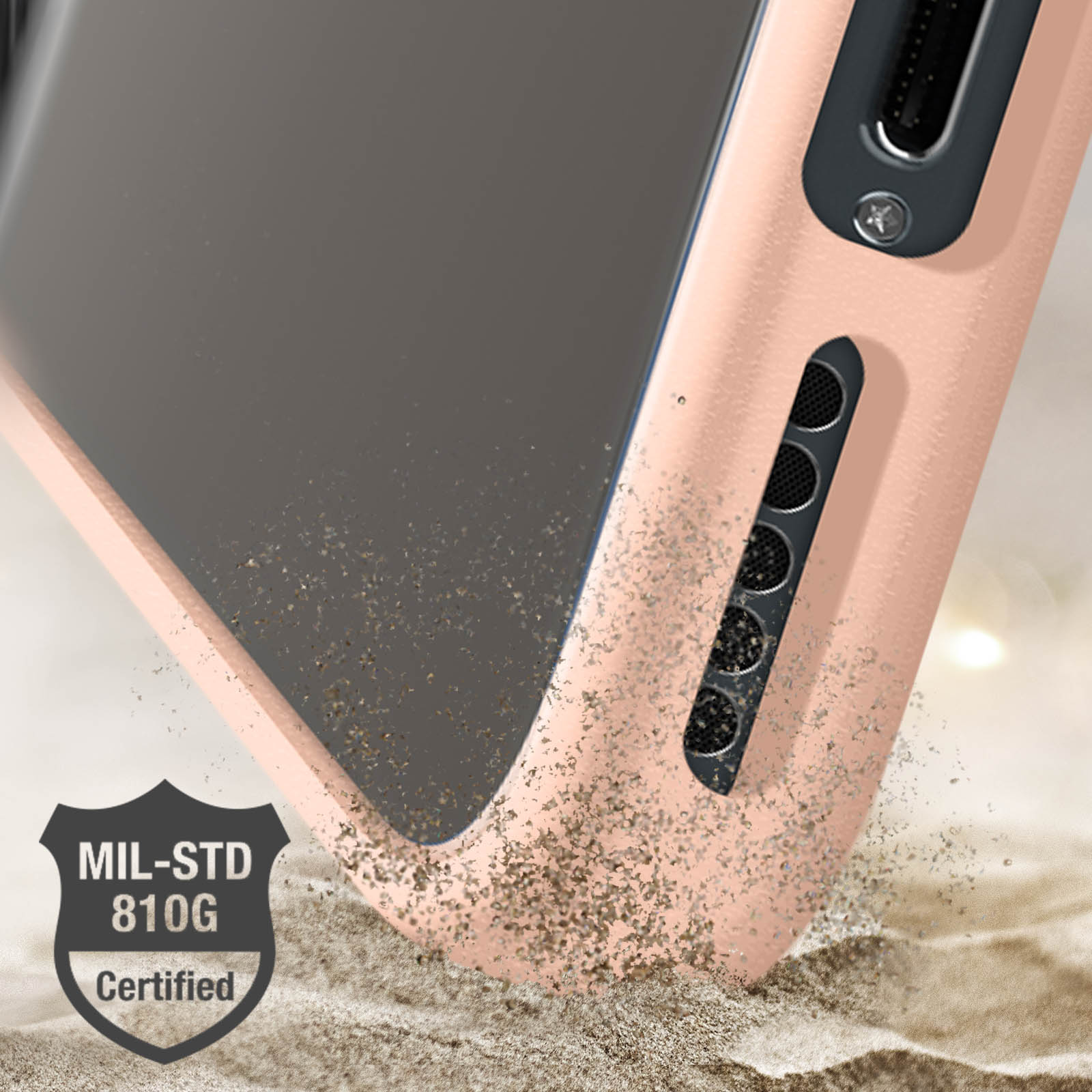 Primer plano de una funda de teléfono sobre una superficie arenosa. La funda es rosa y tiene un logotipo.