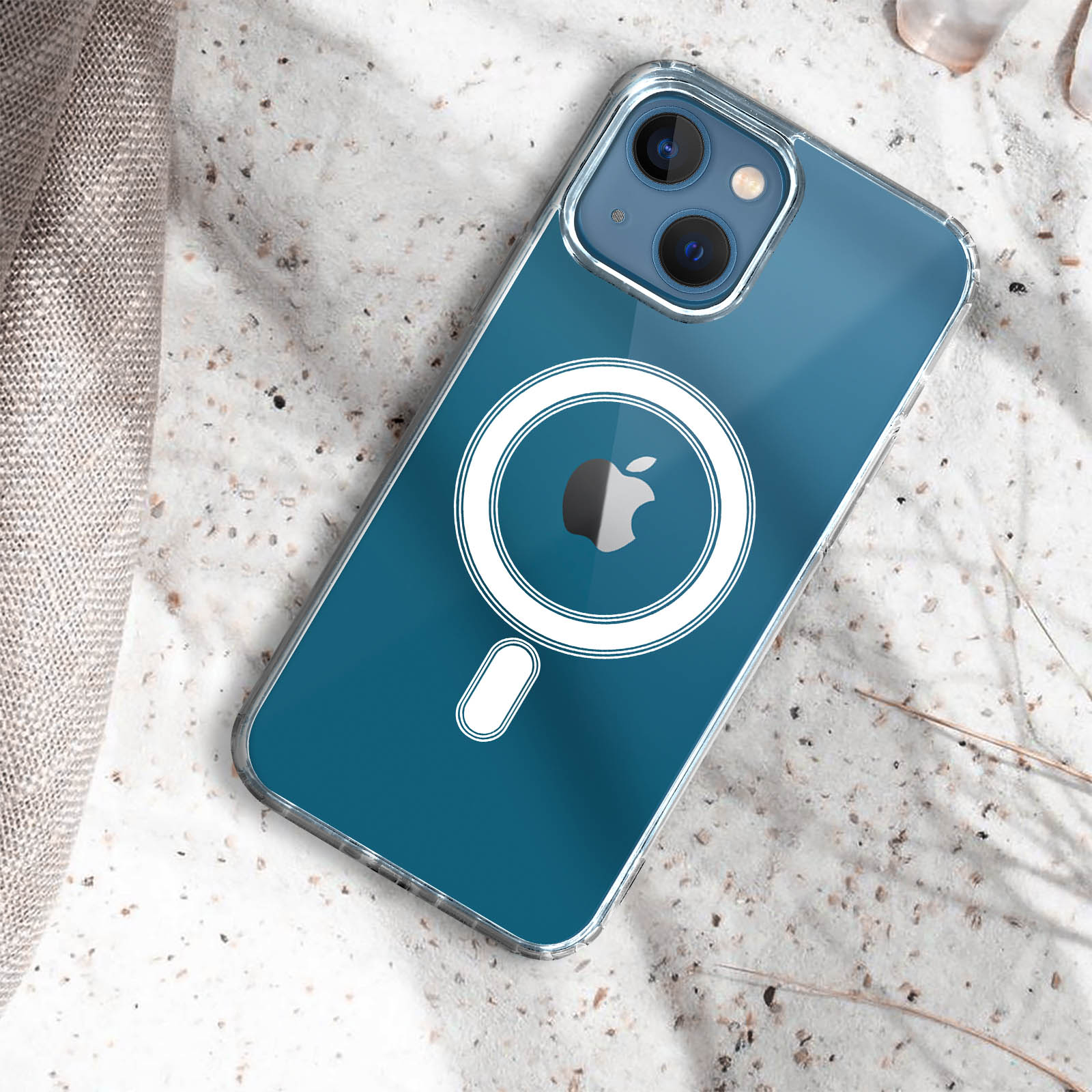 Blauw telefoonhoesje met een witte magnetische cirkel en een Apple-logo op een wit oppervlak.