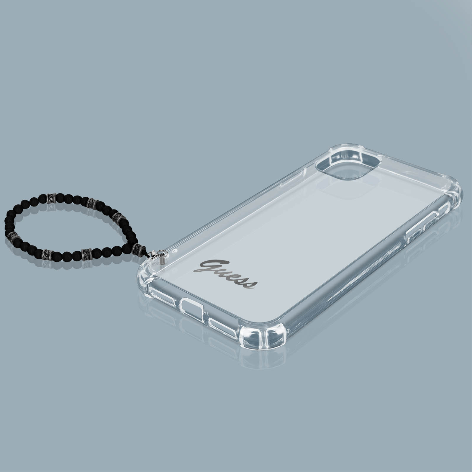Una custodia trasparente per telefono con una catena di perline nere, con la scritta "Guess".