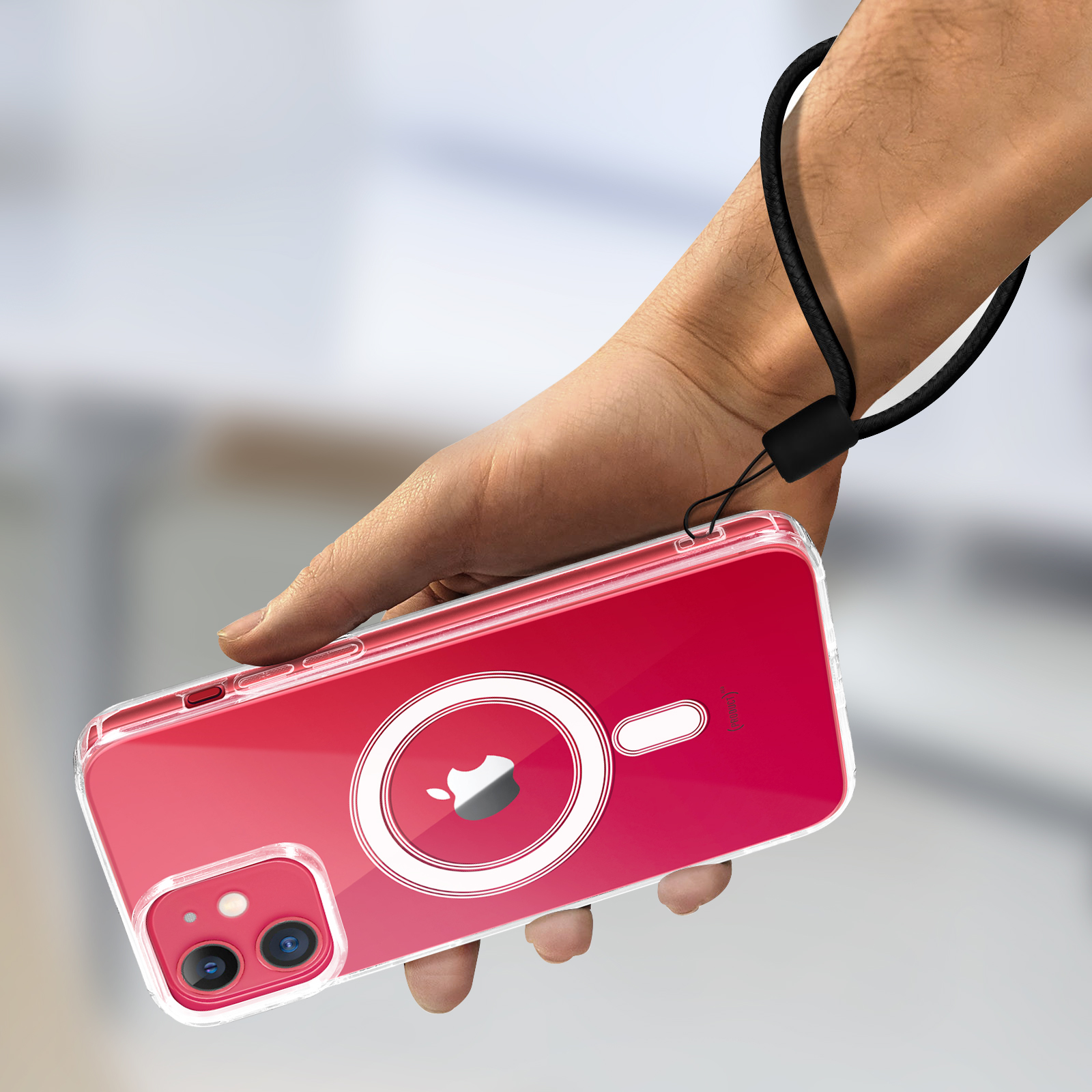 Een hand die een rode telefoon vasthoudt met een doorzichtige hoes en een zwarte band.