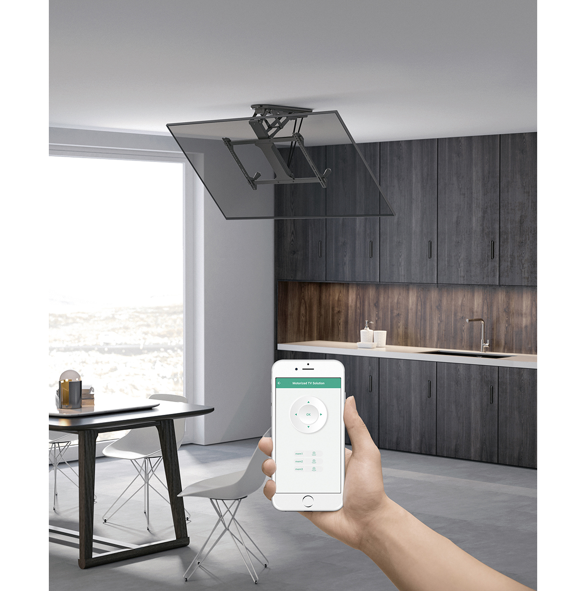 Eine Hand, die ein Smartphone hält und einen Decken-TV steuert. Moderne Küche im Hintergrund.