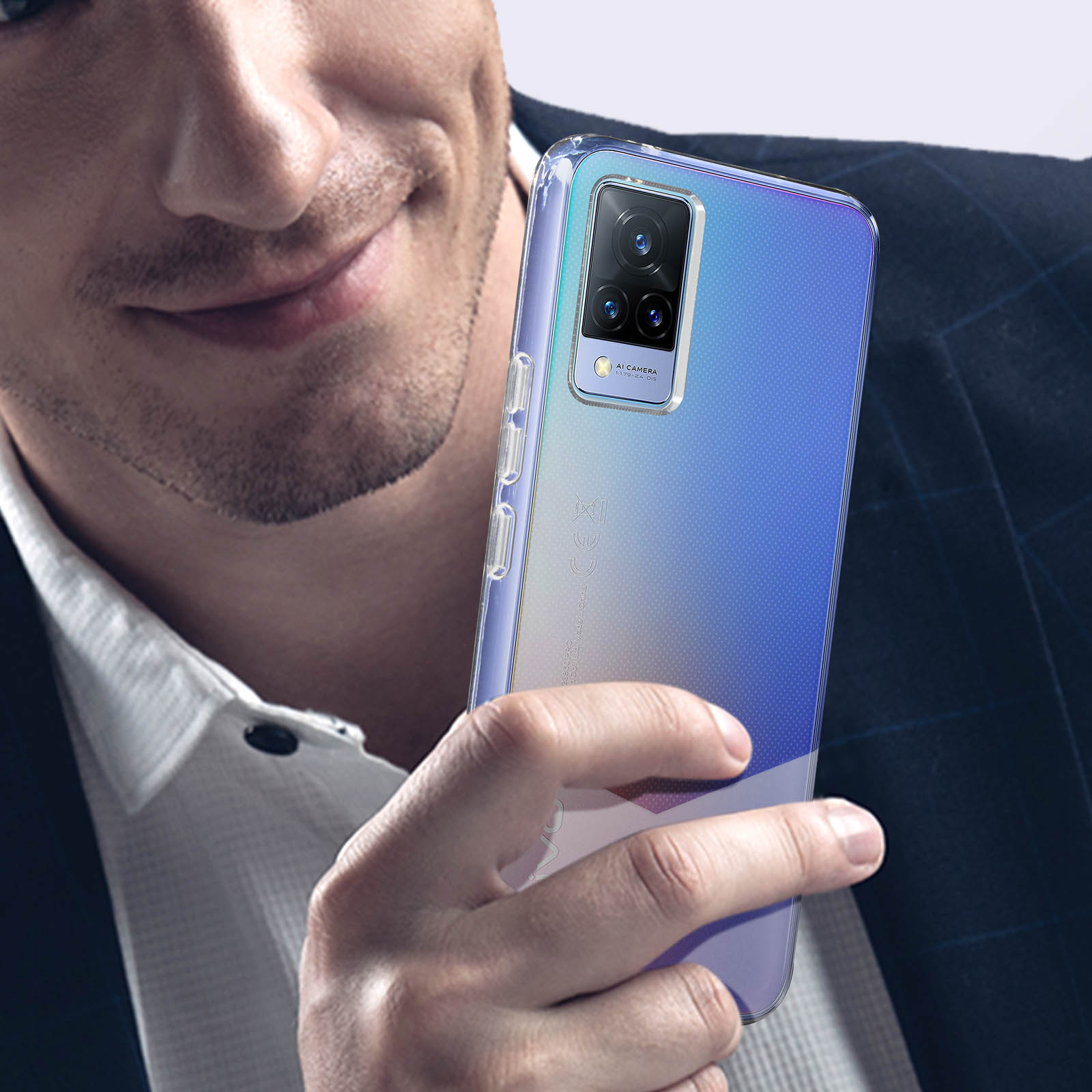 Uomo che tiene un telefono con una custodia trasparente. Il telefono ha un retro blu.