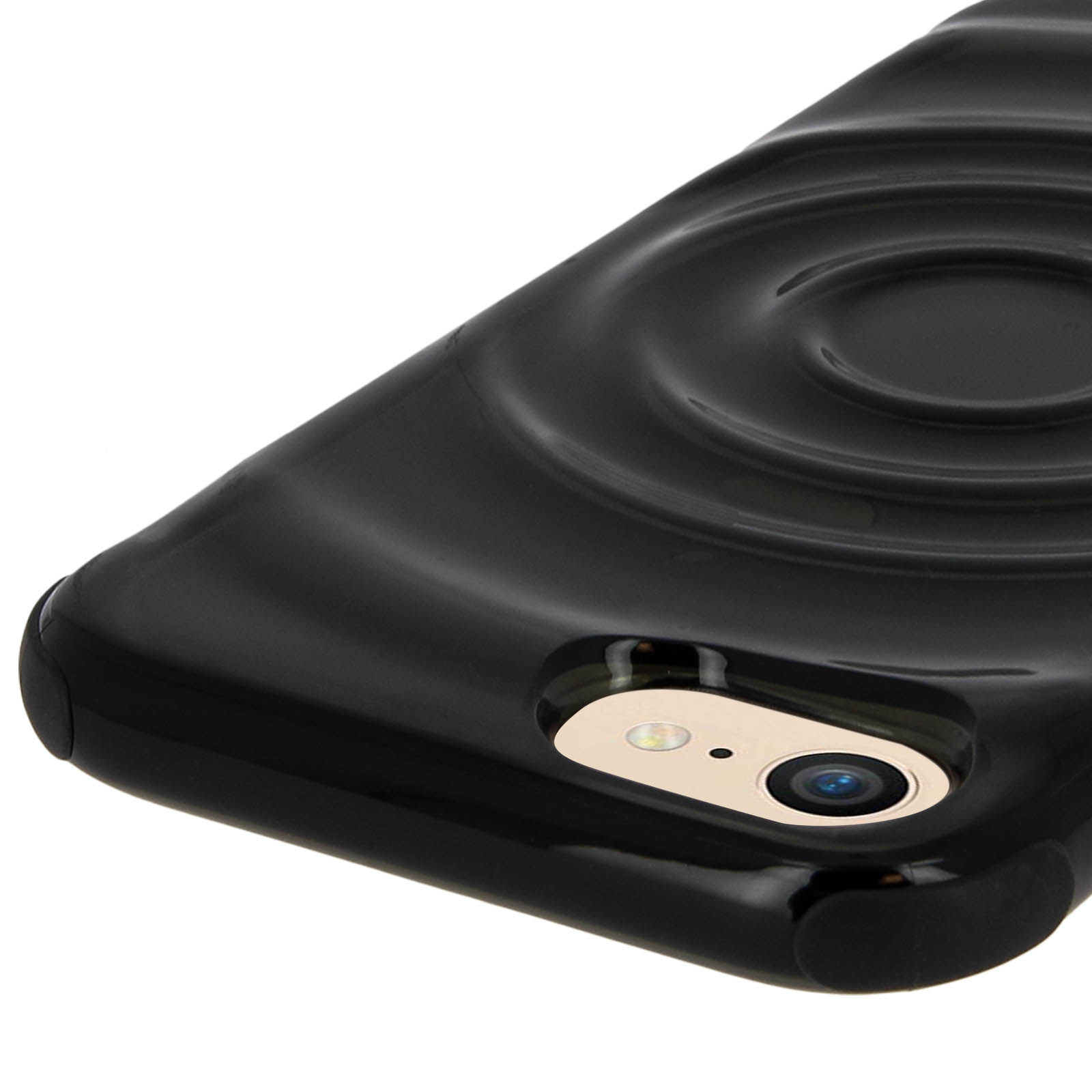 Una custodia per telefono nera con un obiettivo della fotocamera e un design a onde attorno all'obiettivo. Sfondo bianco.