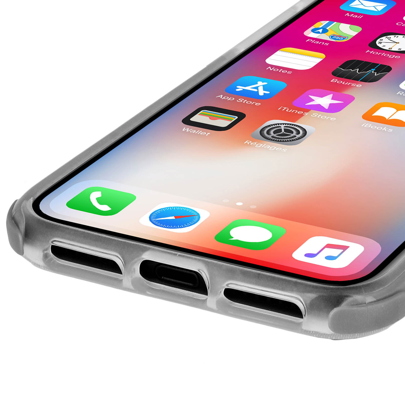 Primo piano della parte inferiore di un telefono in una custodia trasparente. Mostra le icone delle app. Il telefono è su sfondo bianco.
