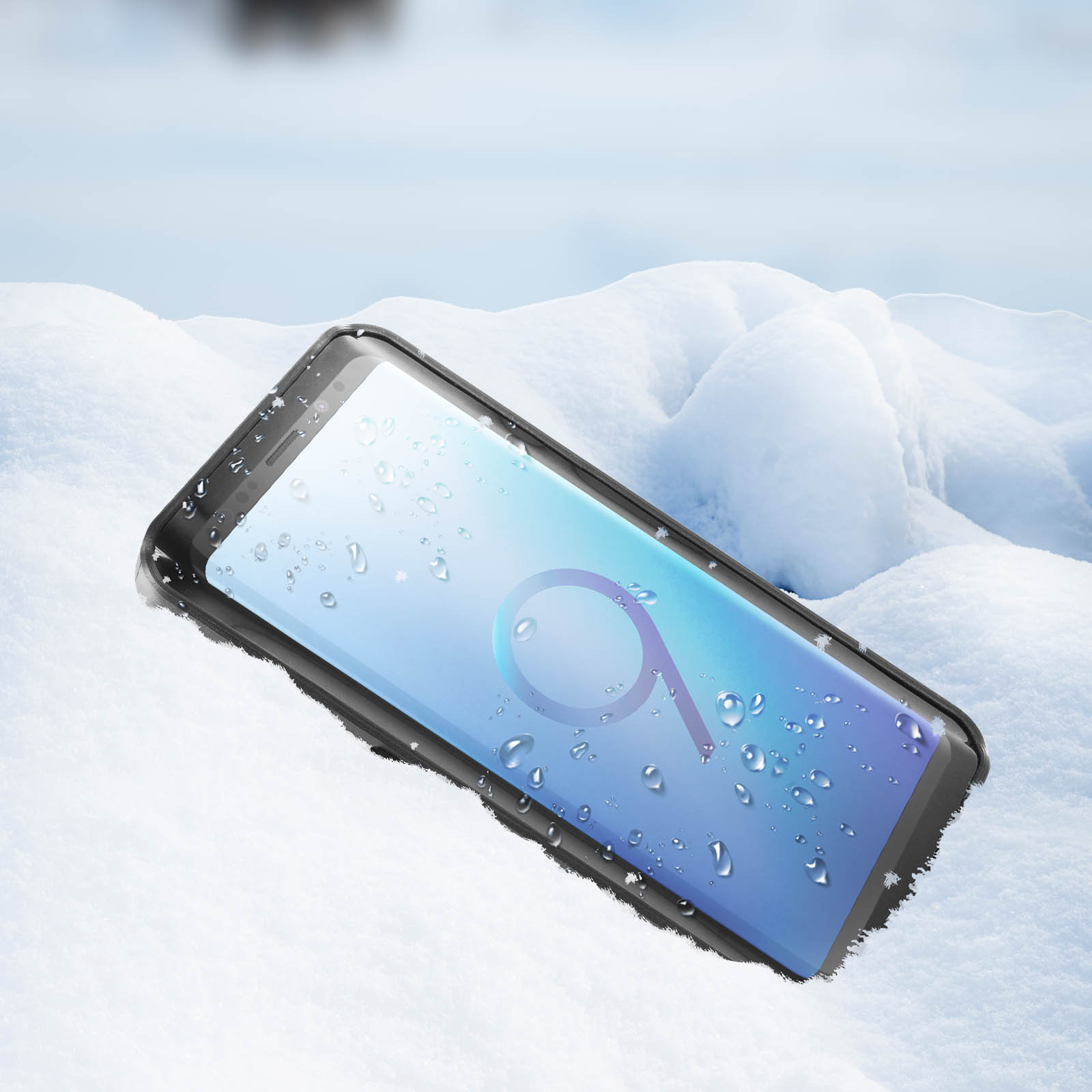 Telefono in custodia protettiva sulla neve, goccioline d'acqua sullo schermo.