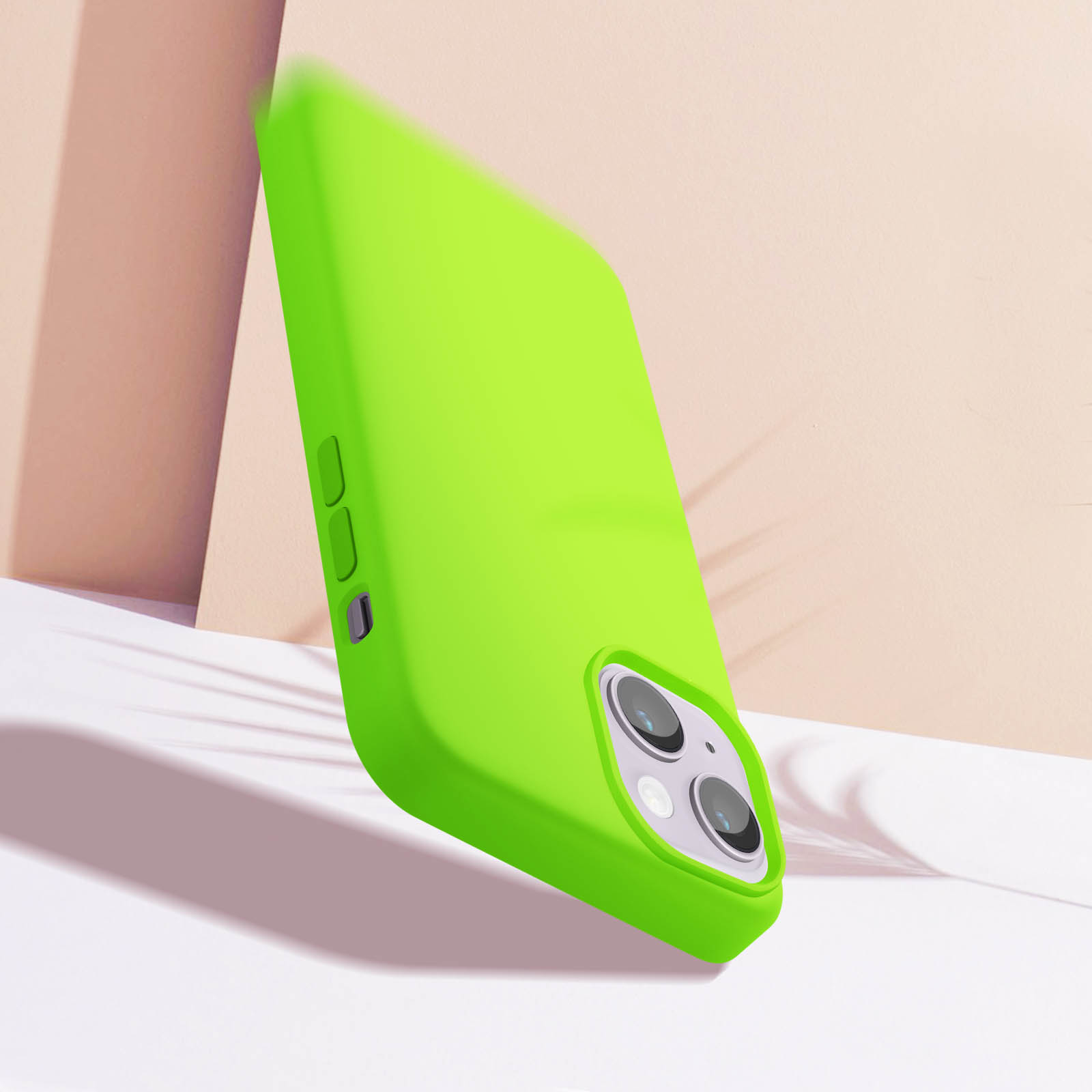 Coque de téléphone verte. L'arrière a une découpe pour la caméra.