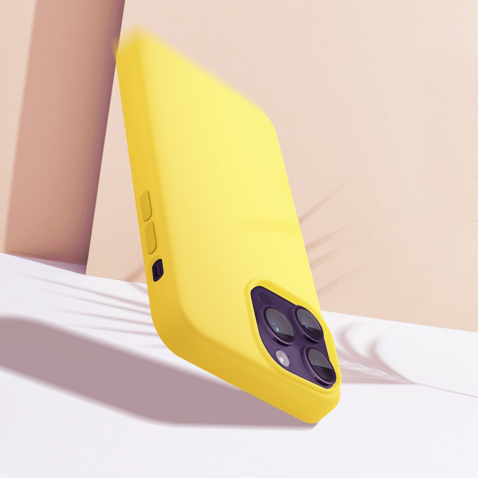Une coque de téléphone jaune appuyée contre une surface avec un fond flou, montrant la zone de la caméra.