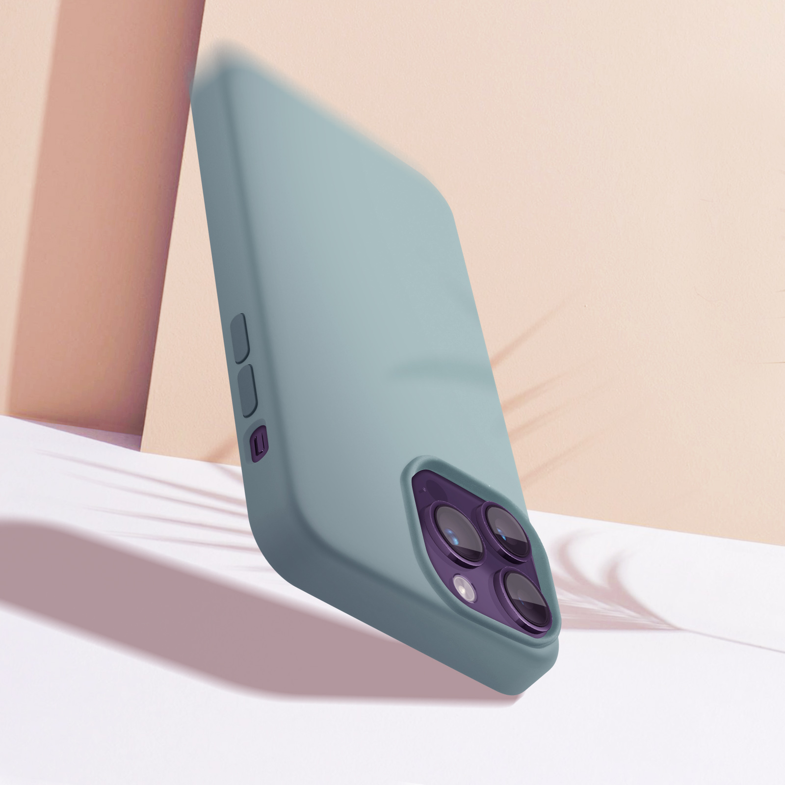Une coque de téléphone bleu clair avec des découpes de caméra violettes, appuyée contre une surface marron clair.