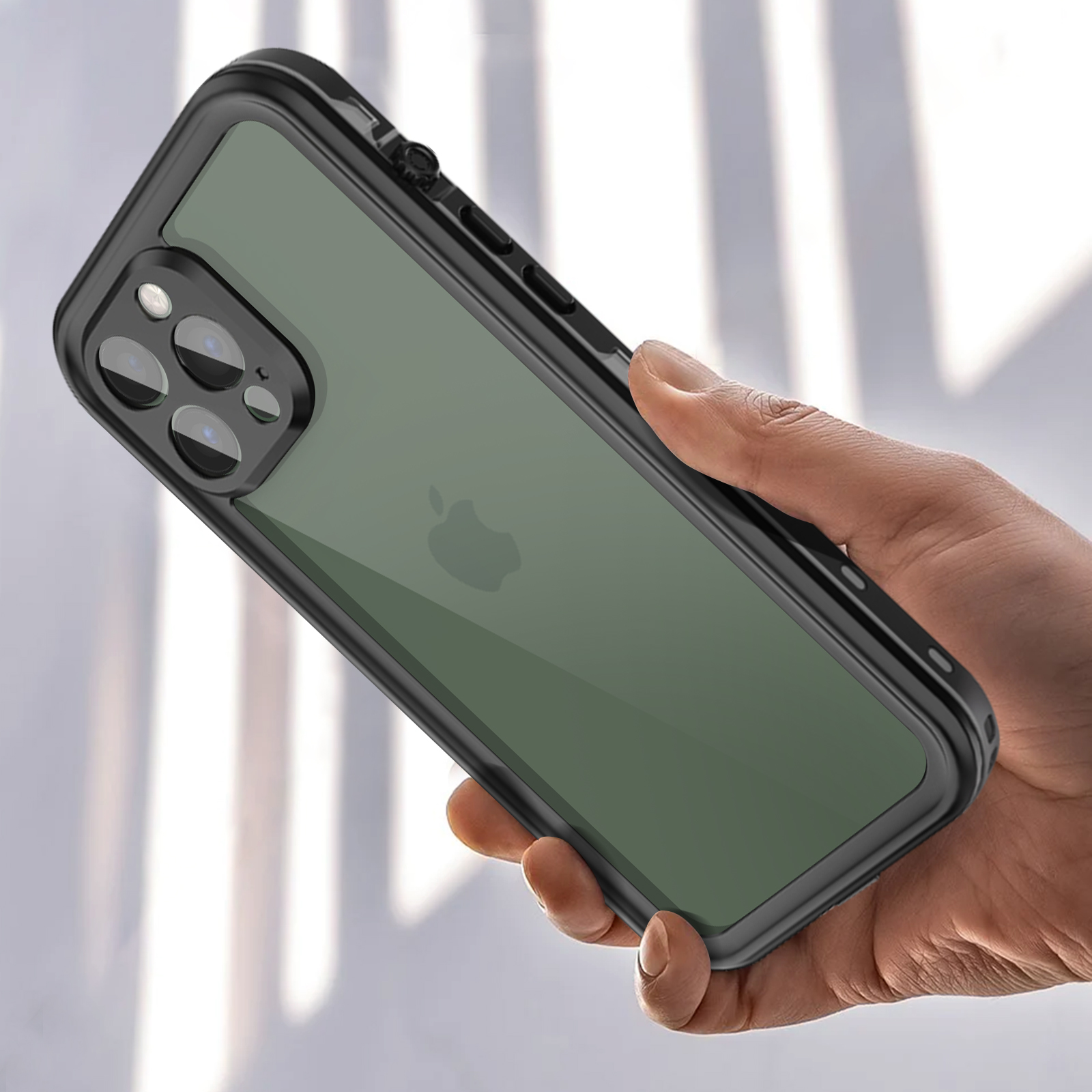 Mano che tiene un telefono in una custodia nera. Il telefono ha uno schermo verde.