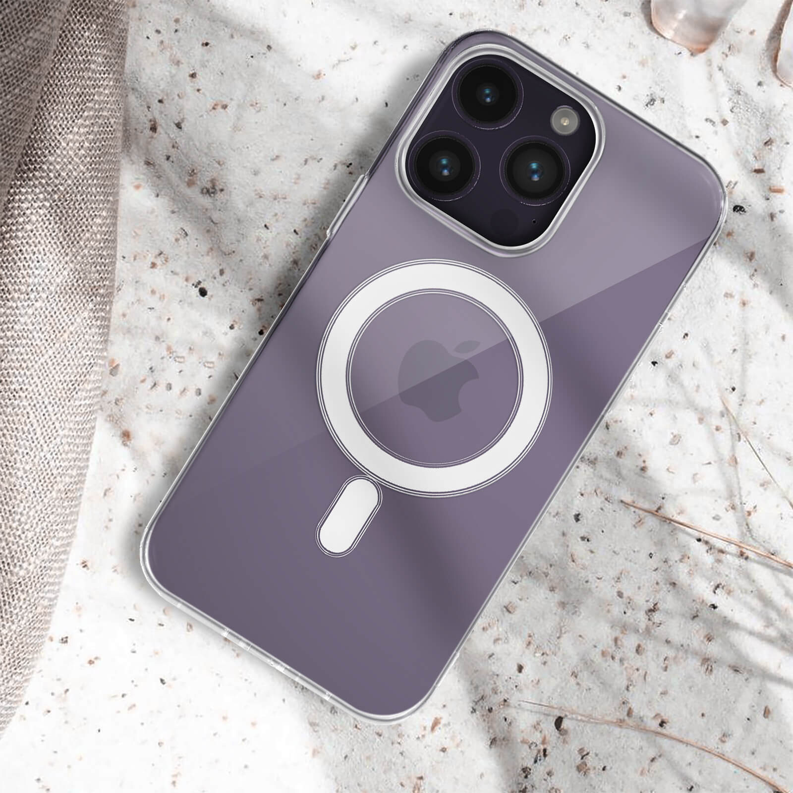 Telefon in transparenter Hülle mit weißem Kreis und Apple-Logo auf strukturierter Oberfläche.