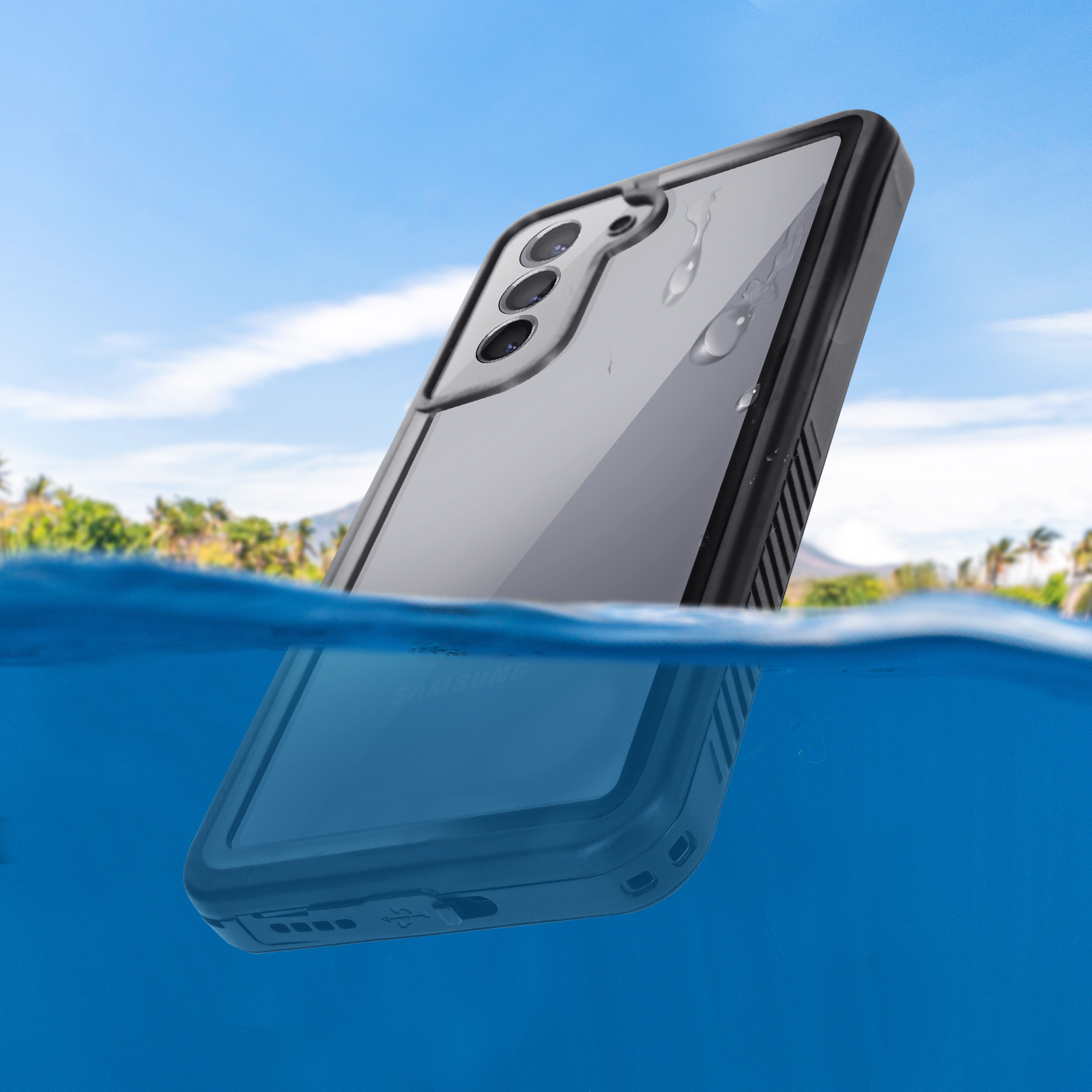 Ein Telefon in einer schwarzen Hülle im Wasser. Der Hintergrund umfasst Himmel und Bäume, was auf draußen hindeutet.