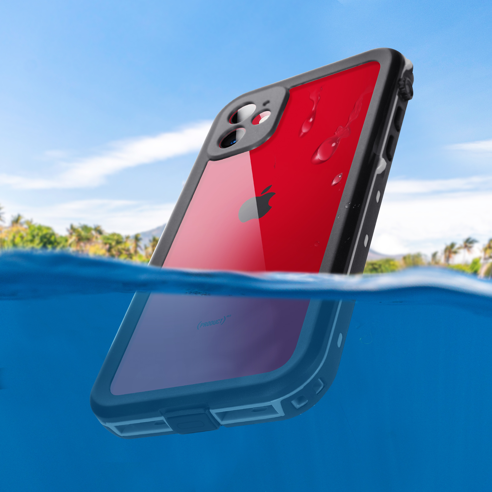 Smartphone in custodia impermeabile, parzialmente sommerso nell'acqua con uno sfondo di cielo blu brillante.