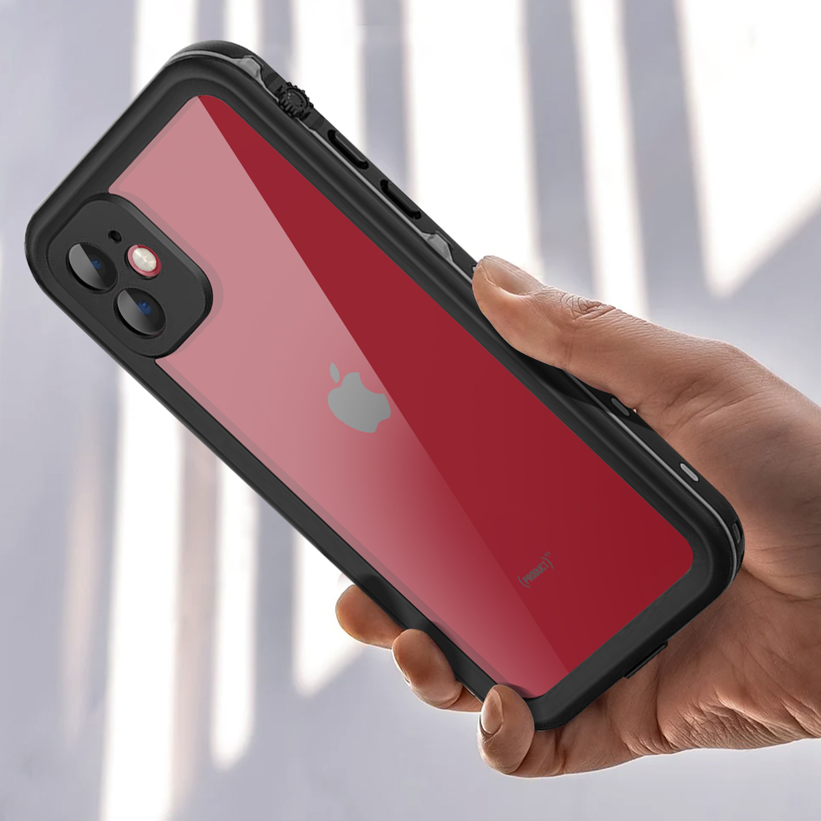 Una custodia trasparente attorno a un iPhone rosso, tenuta in mano. Logo Apple visibile.