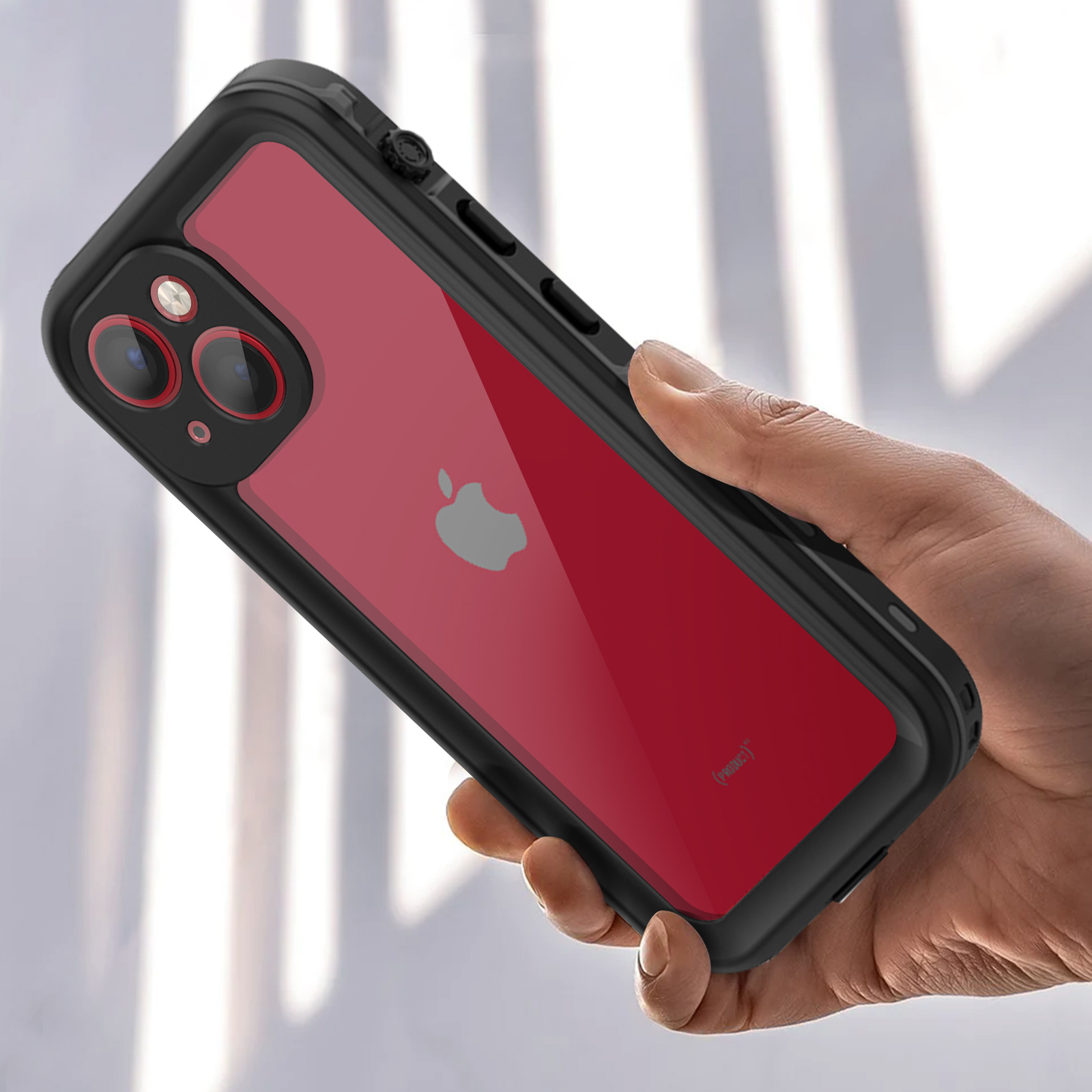 Hand hält ein Telefon in einer schwarzen Hülle mit rotem Innenraum. Die Hülle ist wasserdicht. Das Apple-Logo ist sichtbar.