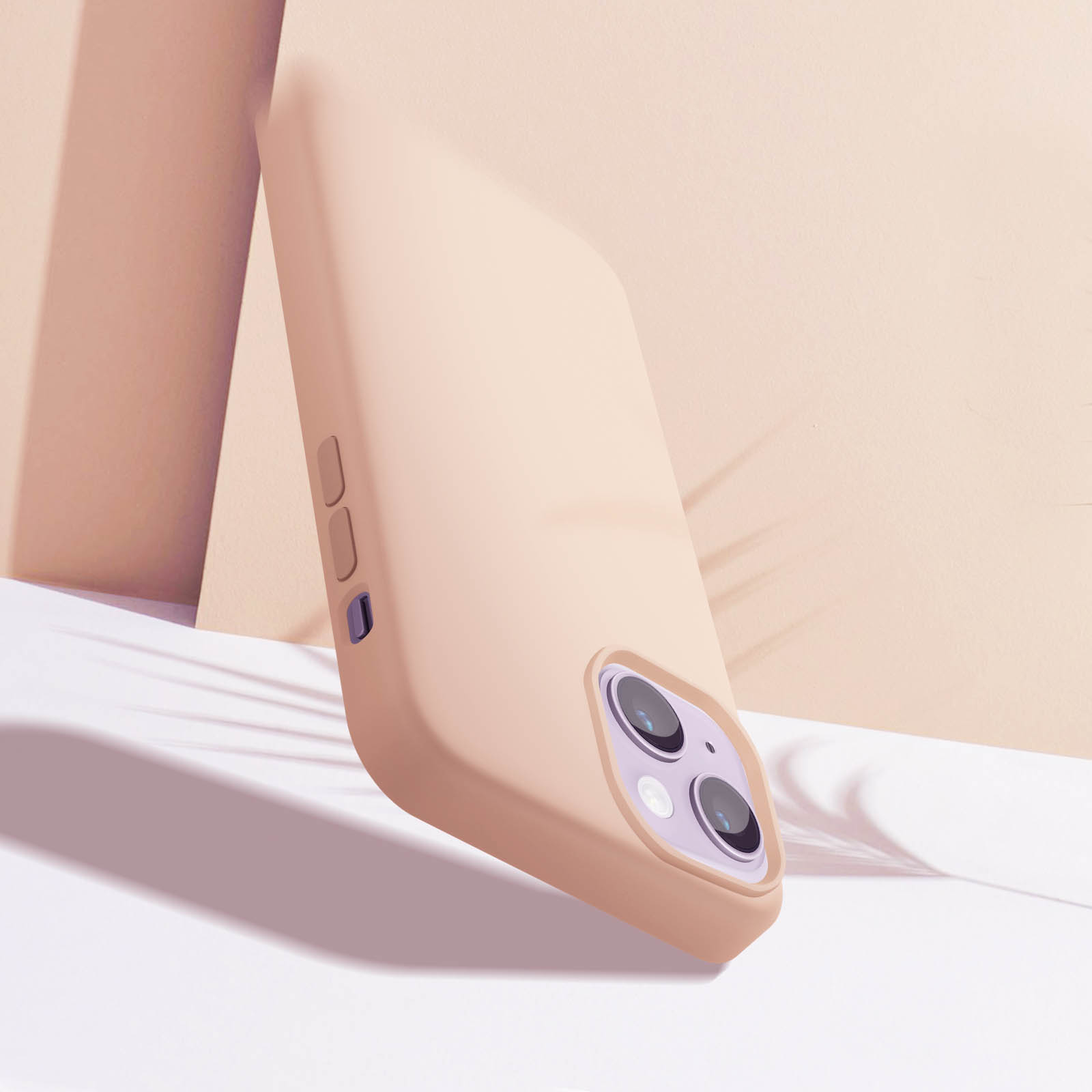 Een roze telefoonhoesje dat tegen een muur leunt. De telefoon heeft twee cameralenzen en een ronde knop.