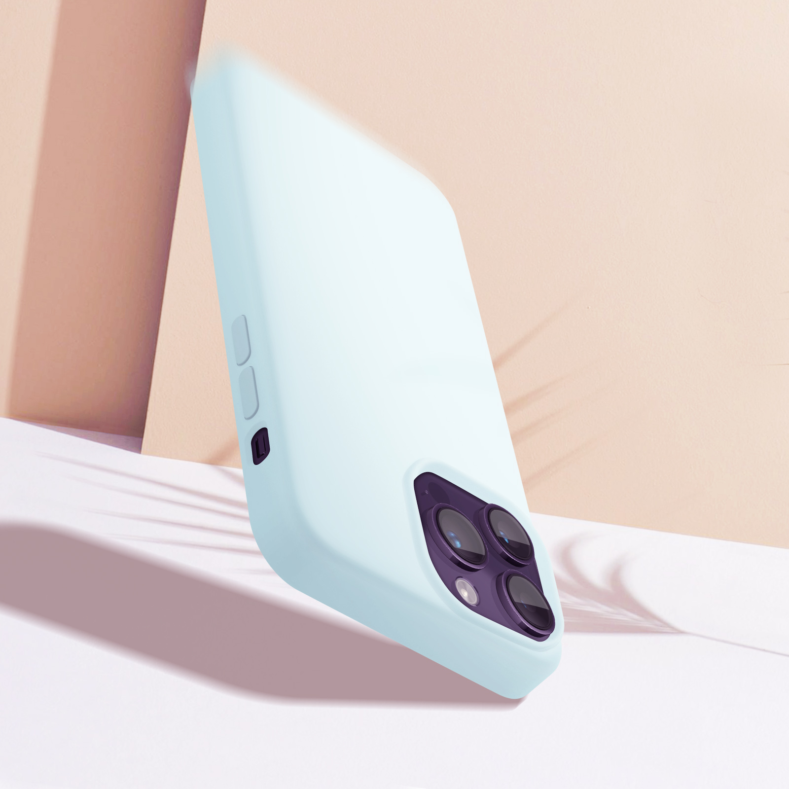 Een lichtblauw telefoonhoesje gekanteld, met de cameralenzen zichtbaar.