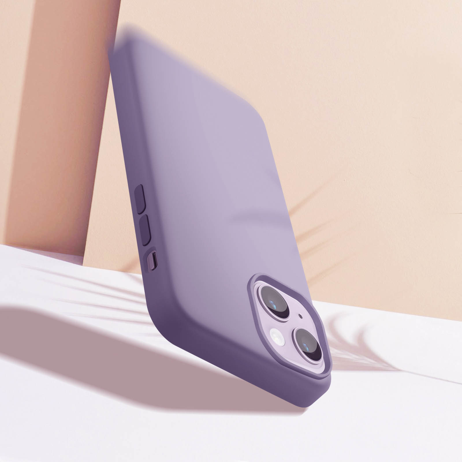 Paarse telefoonhoes leunend tegen een lichte achtergrond. De hoes is schuin, met een camera-uitsparing zichtbaar.