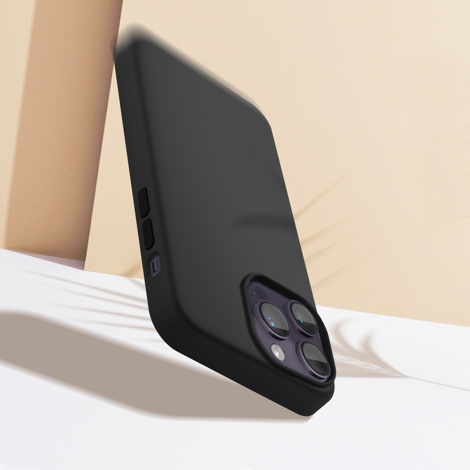 Zwarte telefoonhoes. De hoes heeft een matte afwerking. De telefoon ligt op een wit oppervlak.