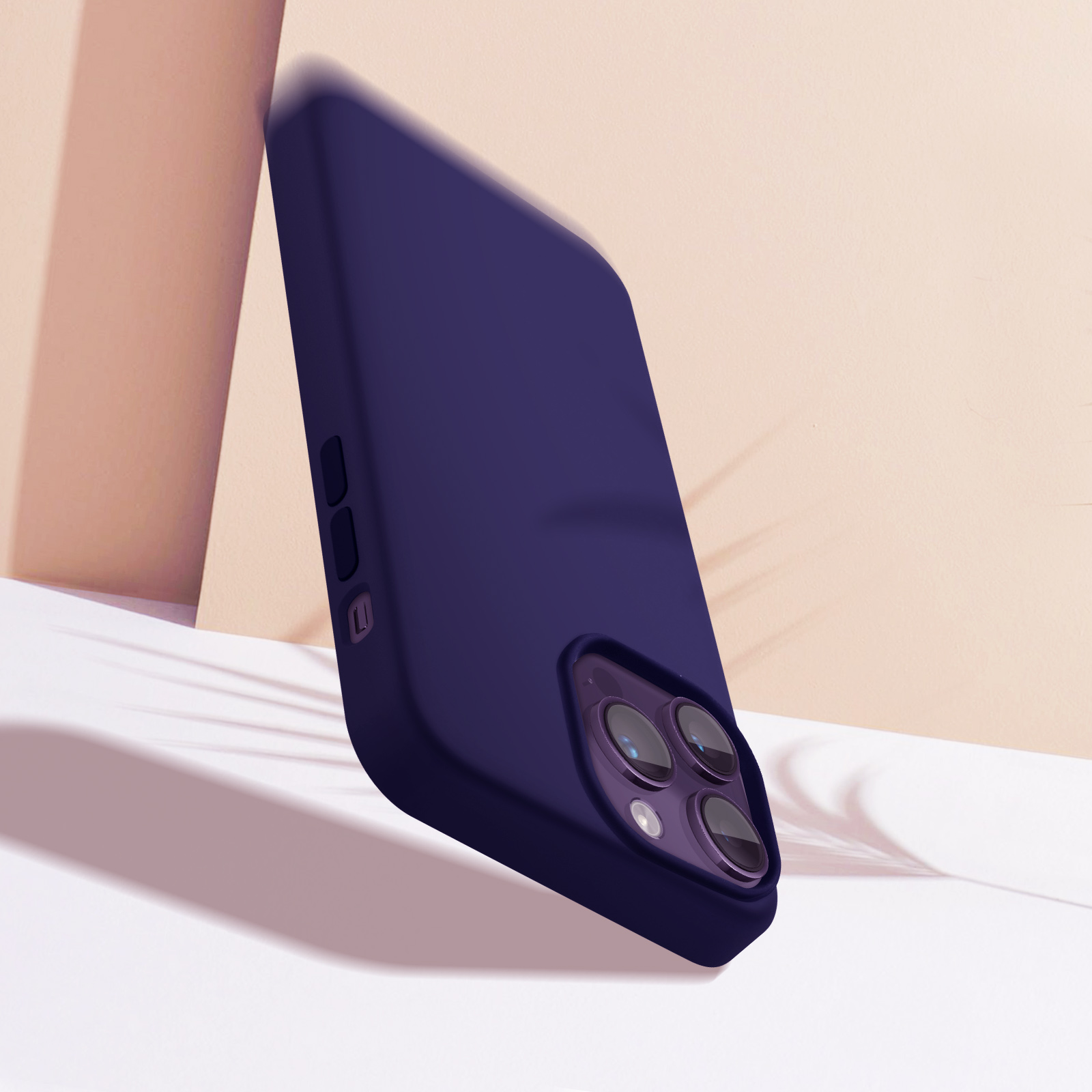 Een donkerblauwe telefoonhoes leunend op een wit oppervlak, met een lichte achtergrond.
