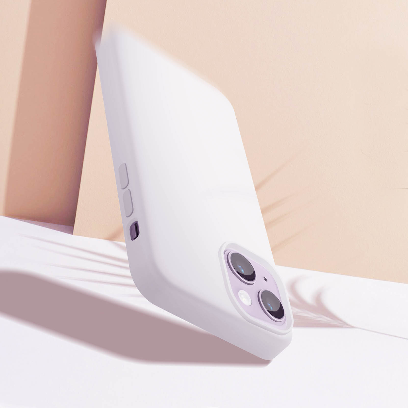 Witte telefoonhoes, iets schuin, met zichtbare cameramodule. Roze achtergrond.