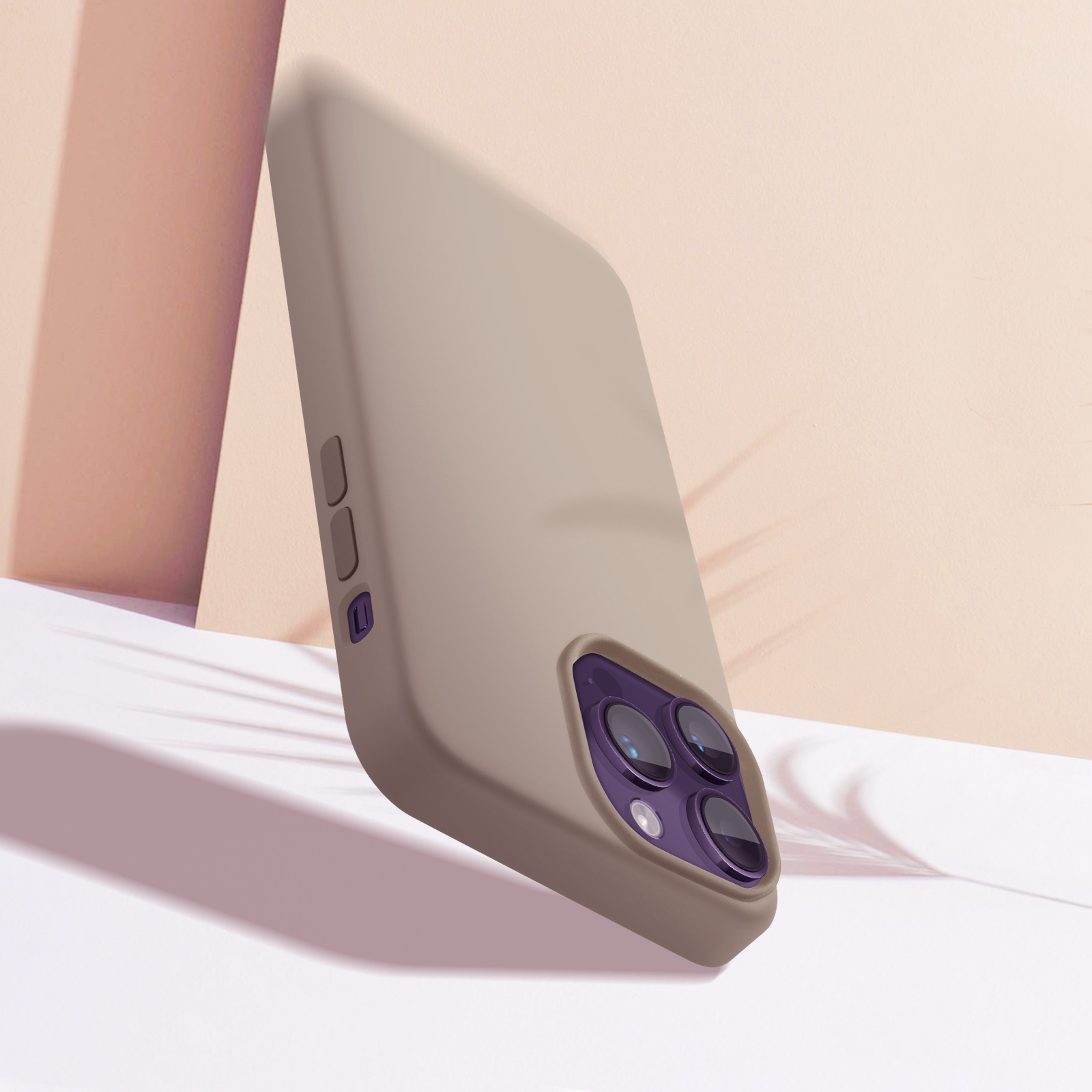 Coque de téléphone appuyée contre un mur, montrant les lentilles de l'appareil photo.