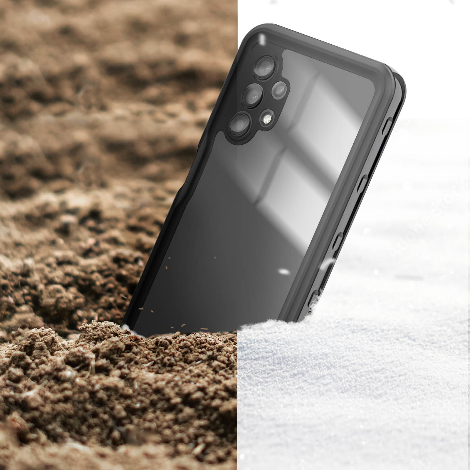 Een telefoon in een transparante hoes wordt op zand en sneeuw geplaatst. De telefoon zit in de hoes.