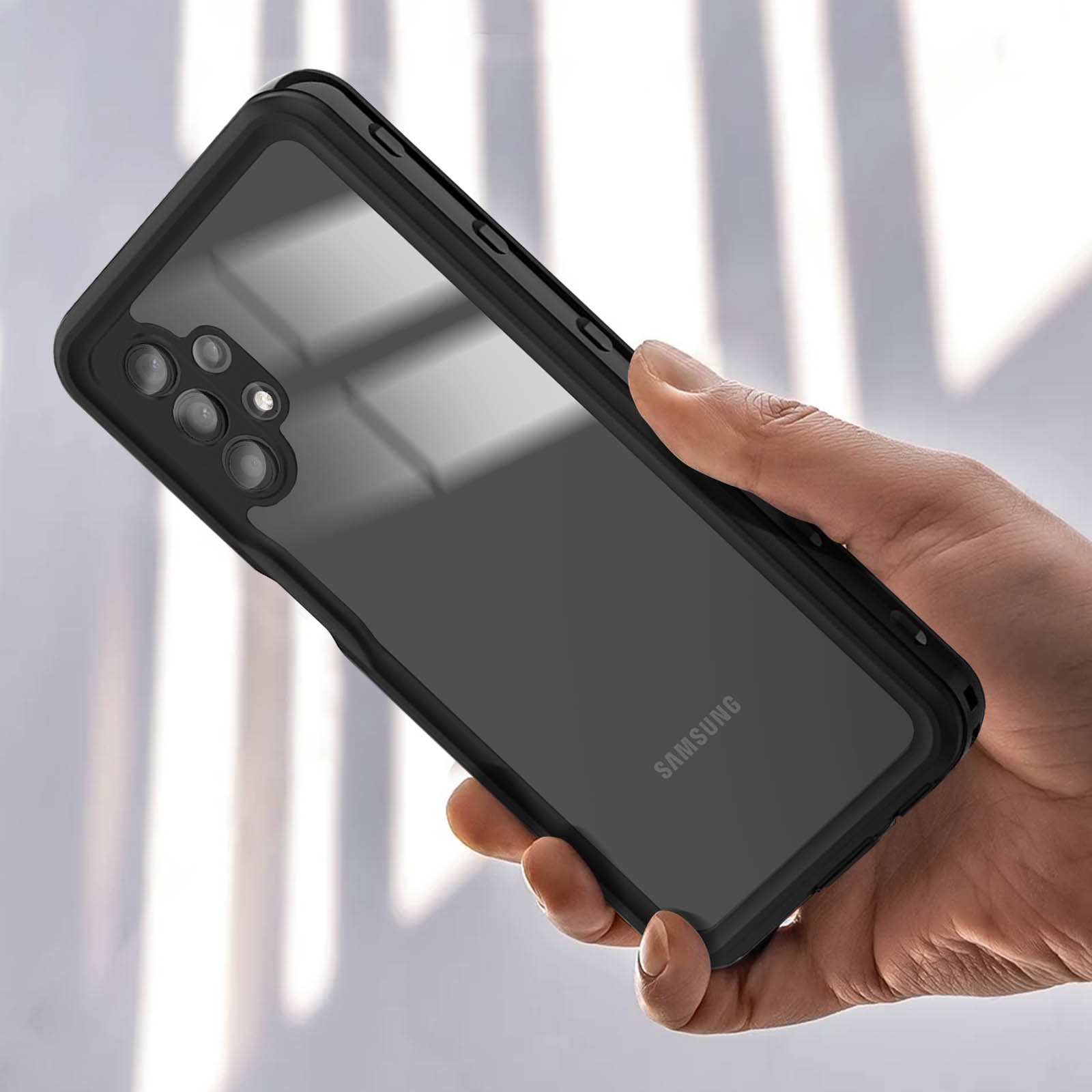Zwarte telefoonhoes in water met een Samsung. Hoes is IP68-geclassificeerd, 2m diep.