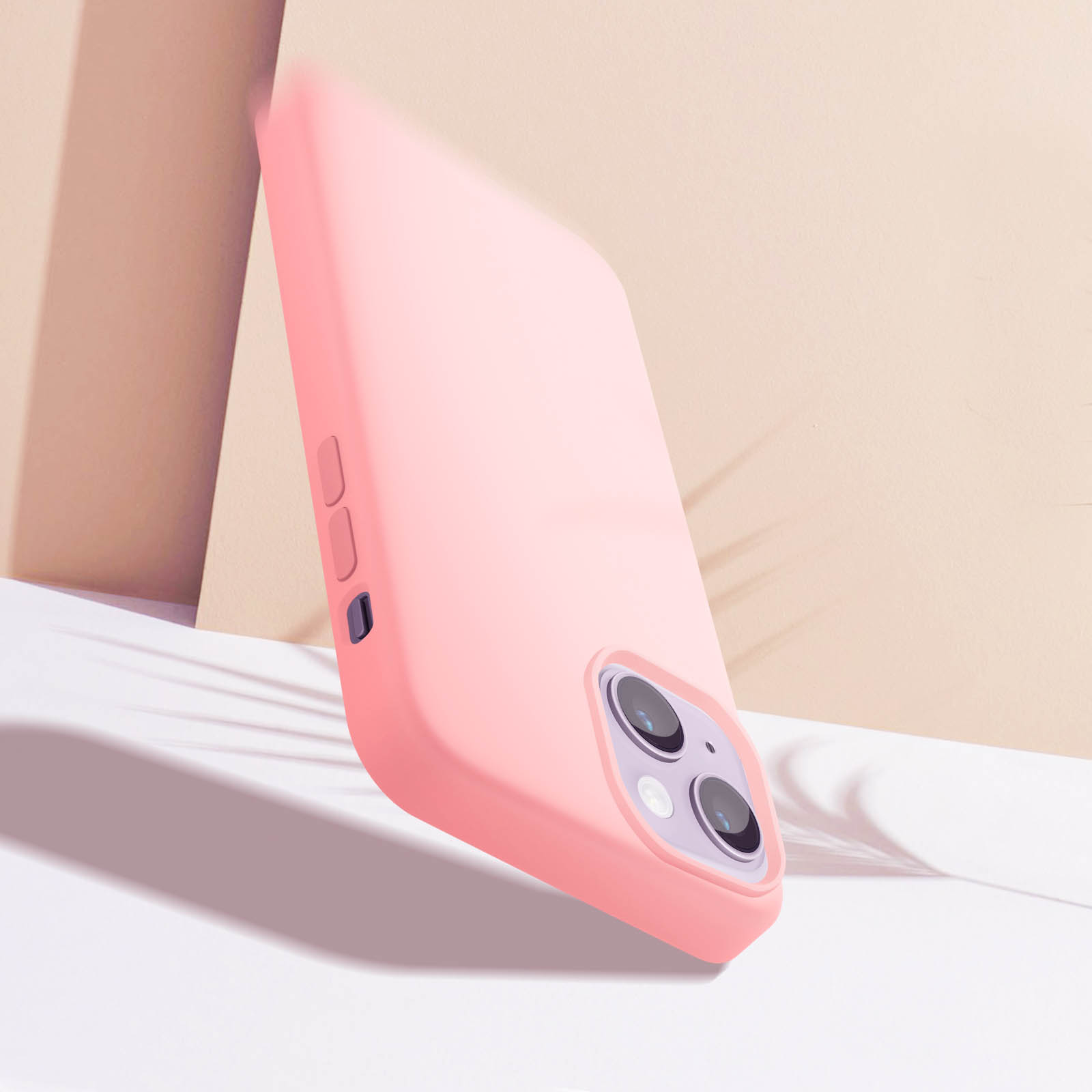 Coque de téléphone rose inclinée sur surface blanche.