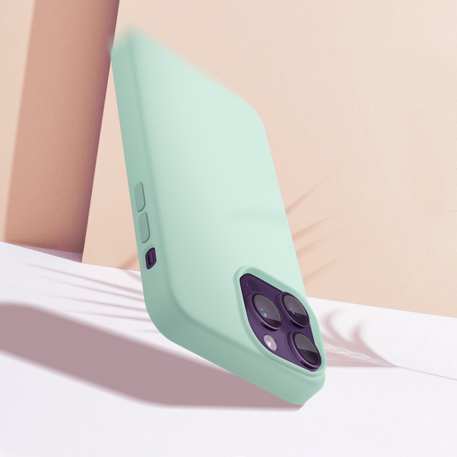 Groene telefoonhoes die op een oppervlak leunt, met een paarse camerasectie.