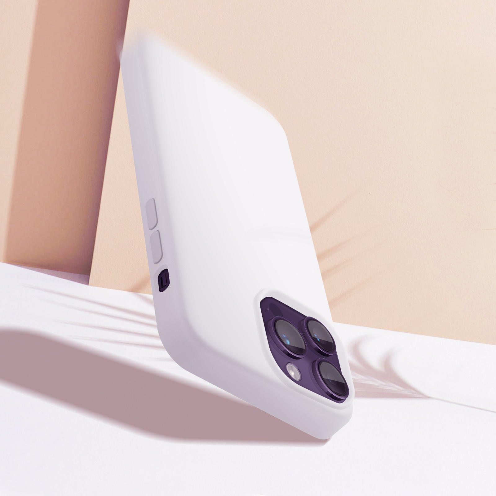 Coque de téléphone blanche, vue en angle. Montrant l'arrière et le côté, avec un fond blanc.