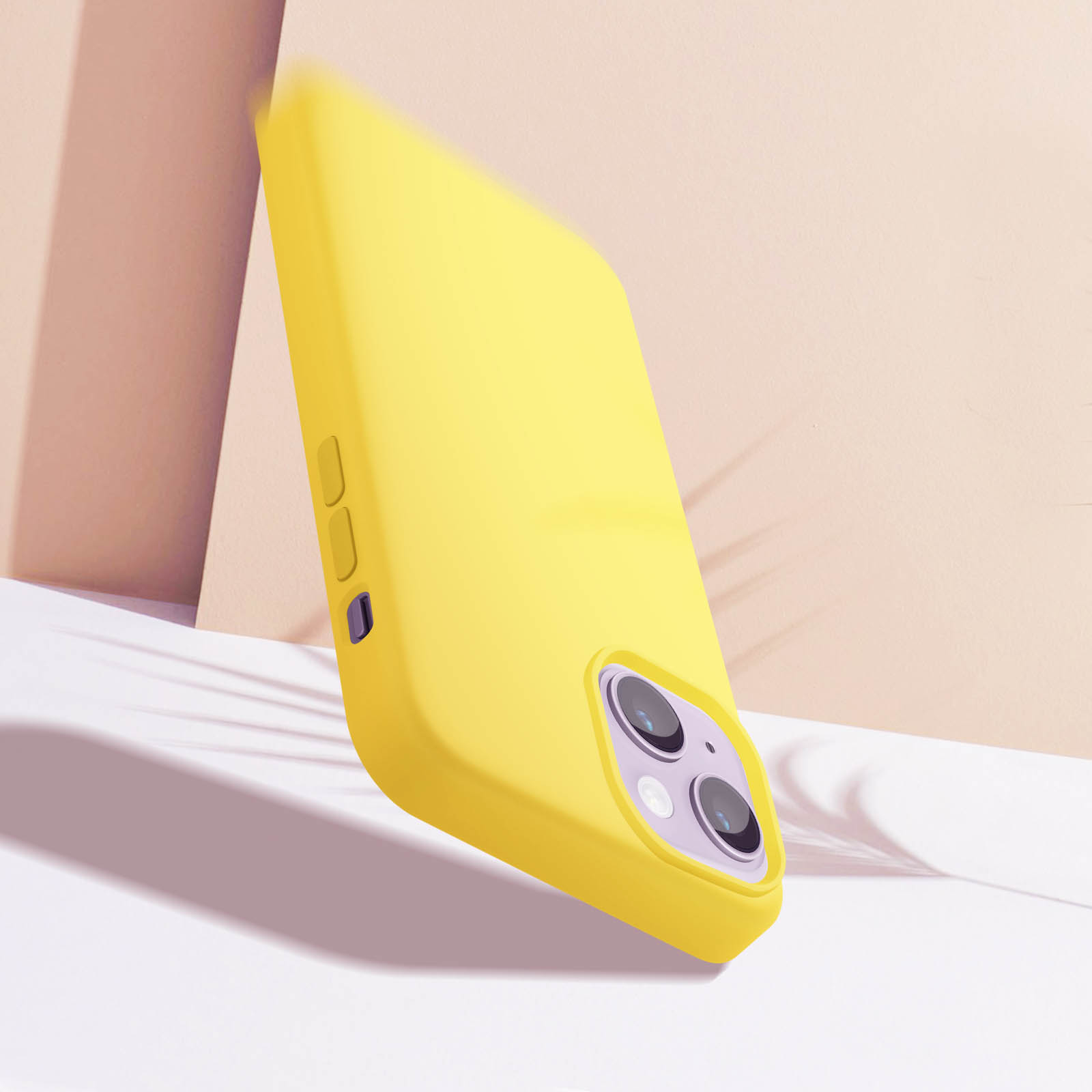Gele telefoonhoes in een hoek, met camera-uitsparingen. De achtergrond is lichtbeige.