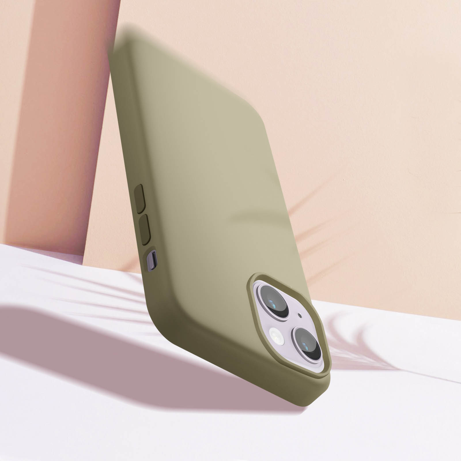 Olijfgroene telefoonhoes, schuin op een wit oppervlak. Twee cameralenzen zijn zichtbaar.