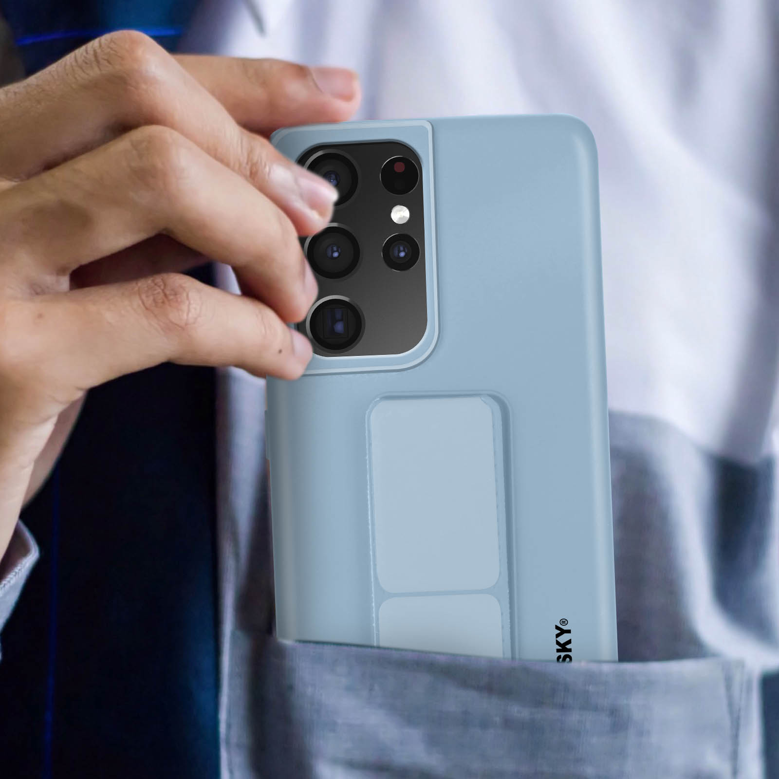 Ręka trzymająca jasnoniebieskie etui na telefon z telefonem w środku. Etui jest w kieszeni.