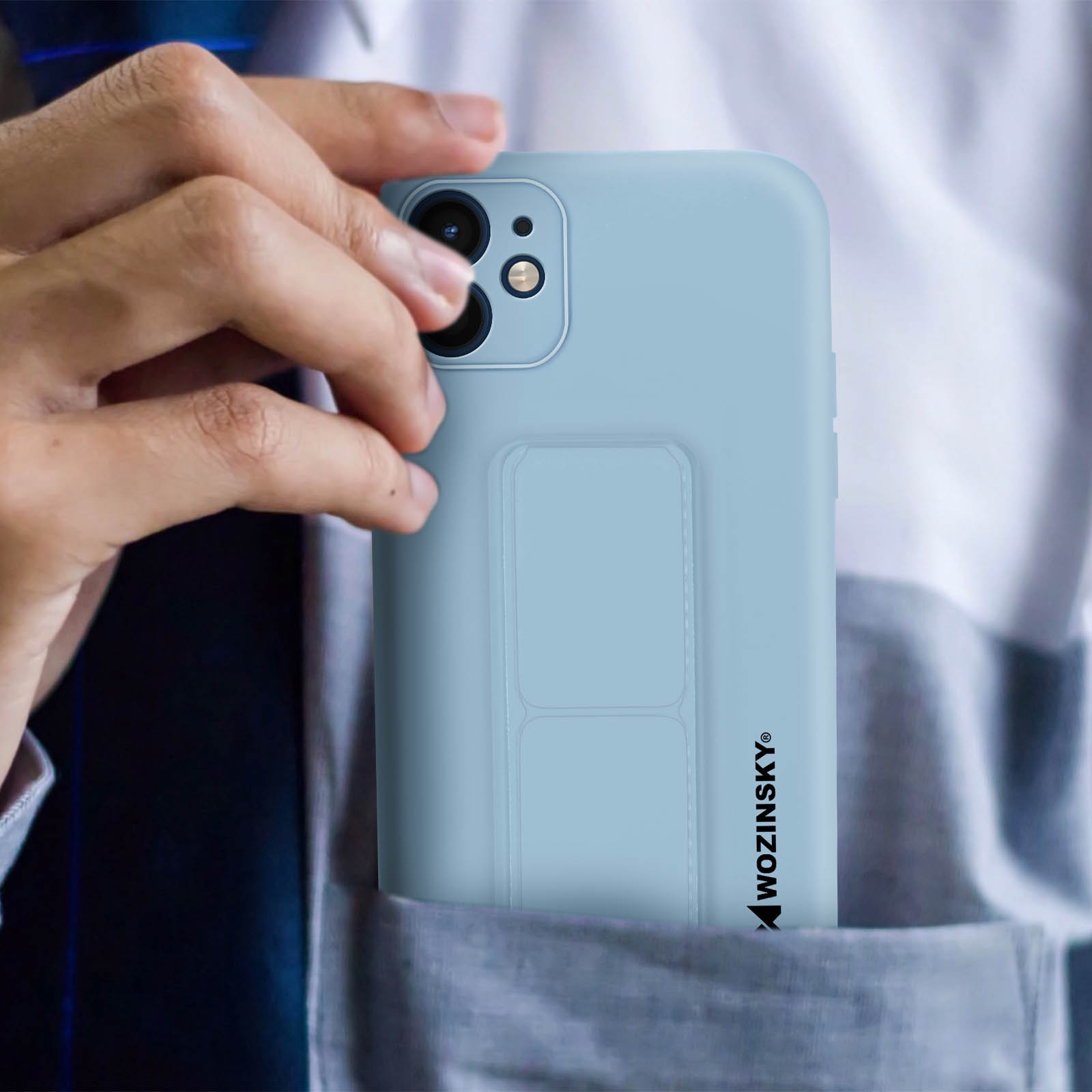 Jasnoniebieskie etui na telefon w kieszeni. Ręka trzyma etui z nazwą marki.