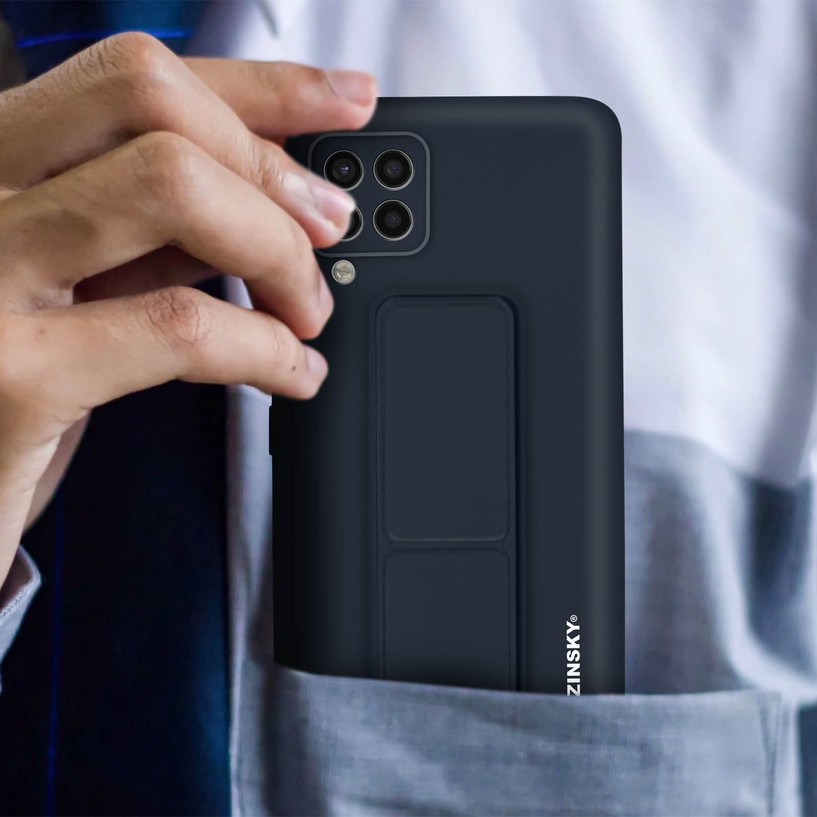 Etui na telefon w kieszeni, z tyłem telefonu pokazującym aparat.