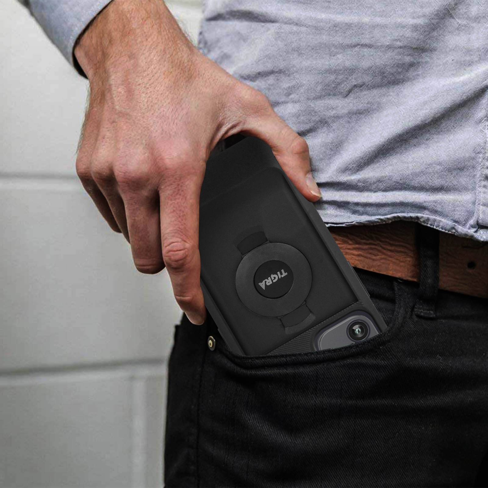 Ein Telefon in einer Tasche mit einer schwarzen Hülle. Die Hülle hat ein Tigra-Logo und einen kreisförmigen Aufsatz.