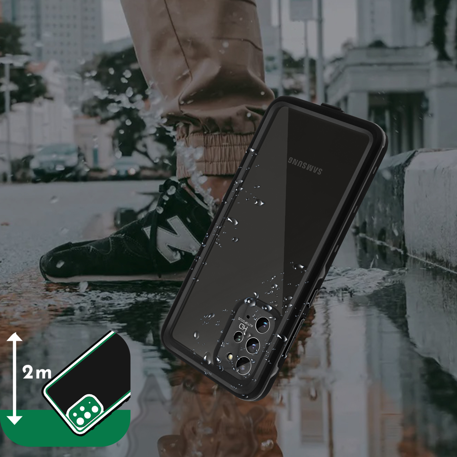Una custodia trasparente per telefono con bordo nero è su una superficie bagnata. Una gamba e una scarpa sono sullo sfondo.