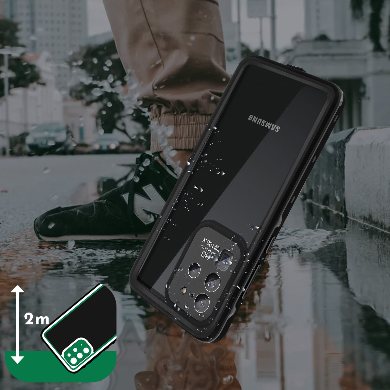 Un telefono in una custodia impermeabile tenuto da una persona vicino a una pozzanghera. Pioggia e città sullo sfondo.
